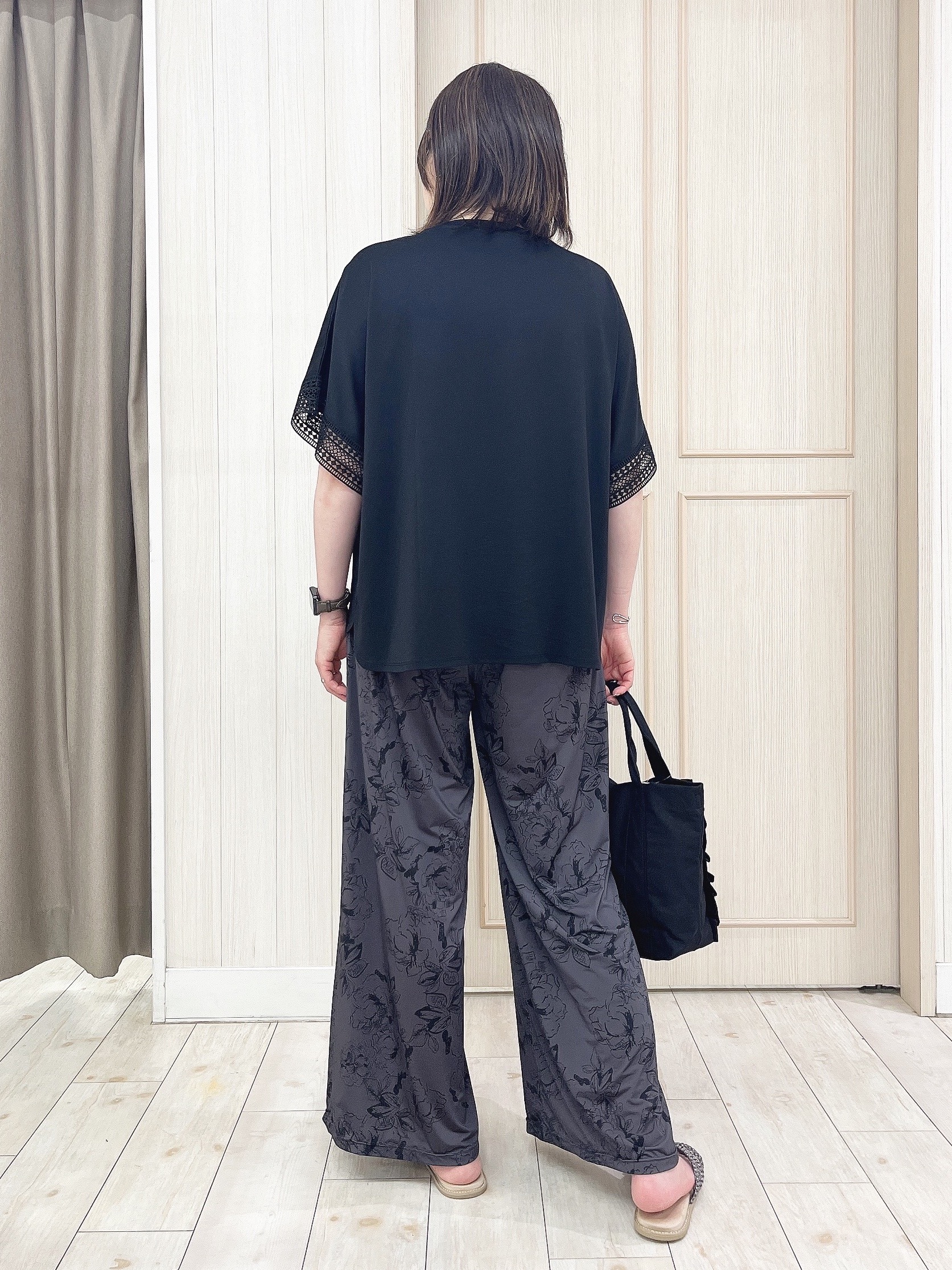 kaneさんの「SHOO･LA･RUE｜【UV/洗濯機可/体型カバー】ヒップ周りが隠せる お袖レースTシャツ」を使ったコーディネート
