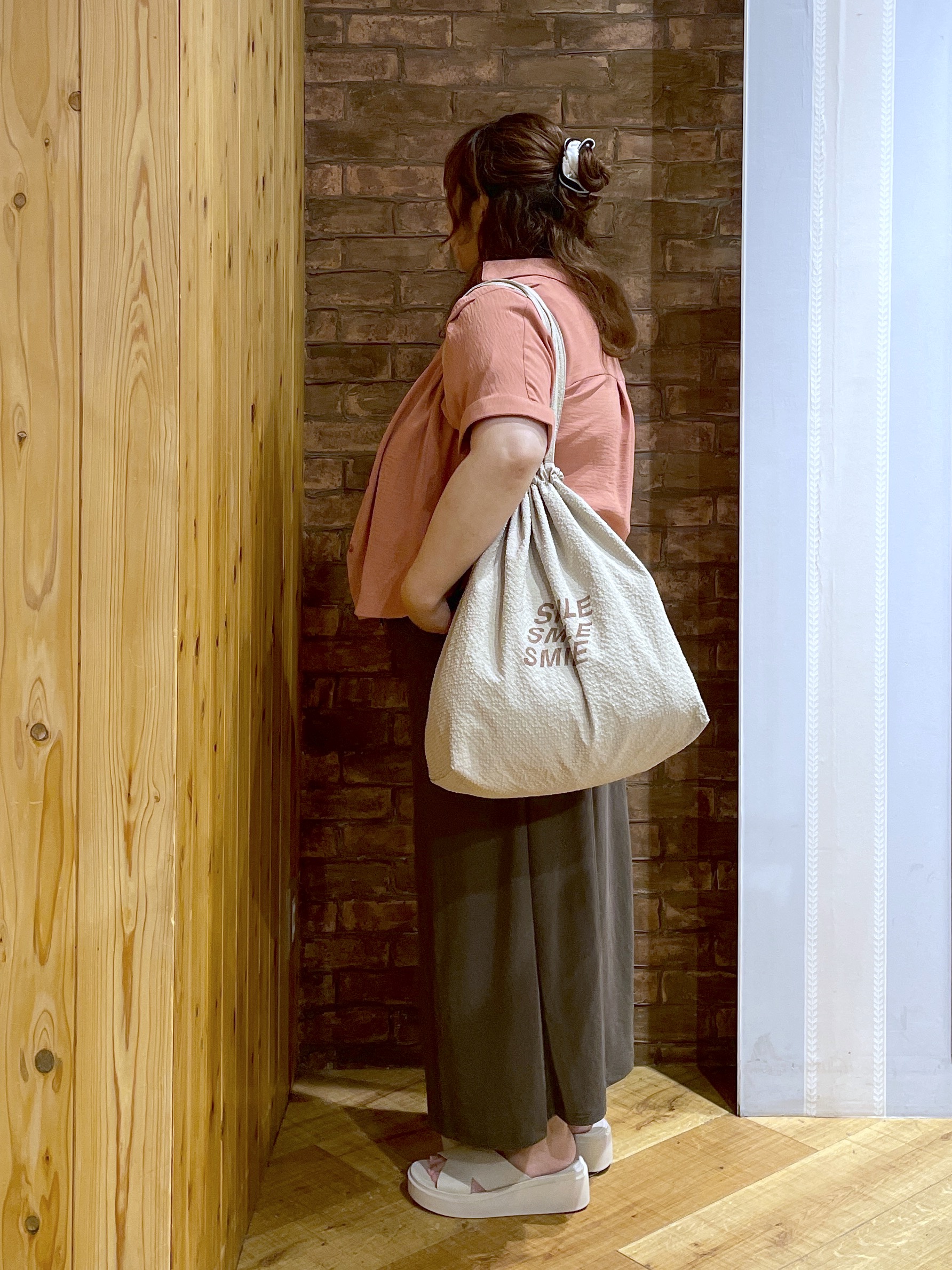 Risaさんの「SHOO･LA･RUE｜【洗濯後しわになりにくい/体型カバー】二の腕も隠せる　お袖ロールアップ半袖シャツ」を使ったコーディネート
