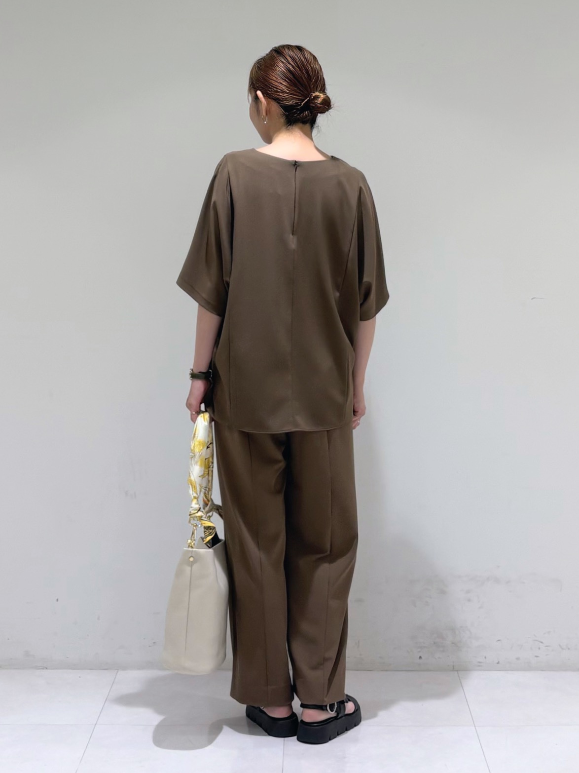 tsuyuさんの「INDIVI｜【ハンドル2WAY／A4収納】スカーフハンドル バケツバッグ」を使ったコーディネート