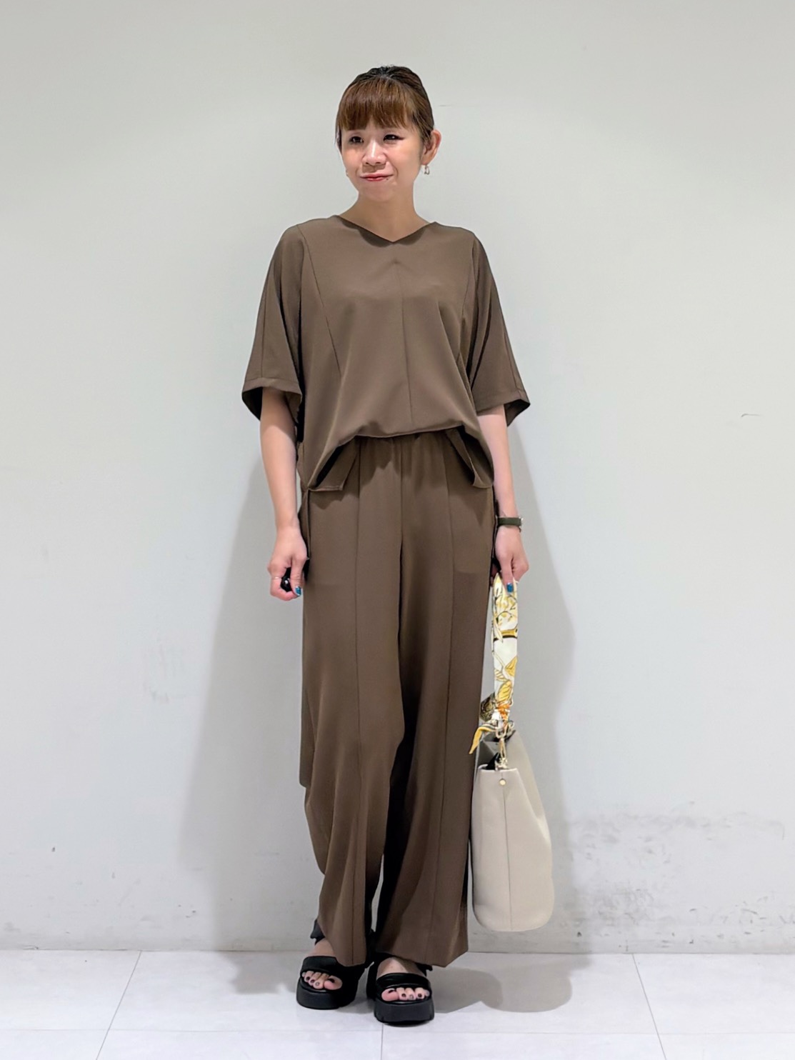 tsuyuさんの「INDIVI｜【ハンドル2WAY／A4収納】スカーフハンドル バケツバッグ」を使ったコーディネート