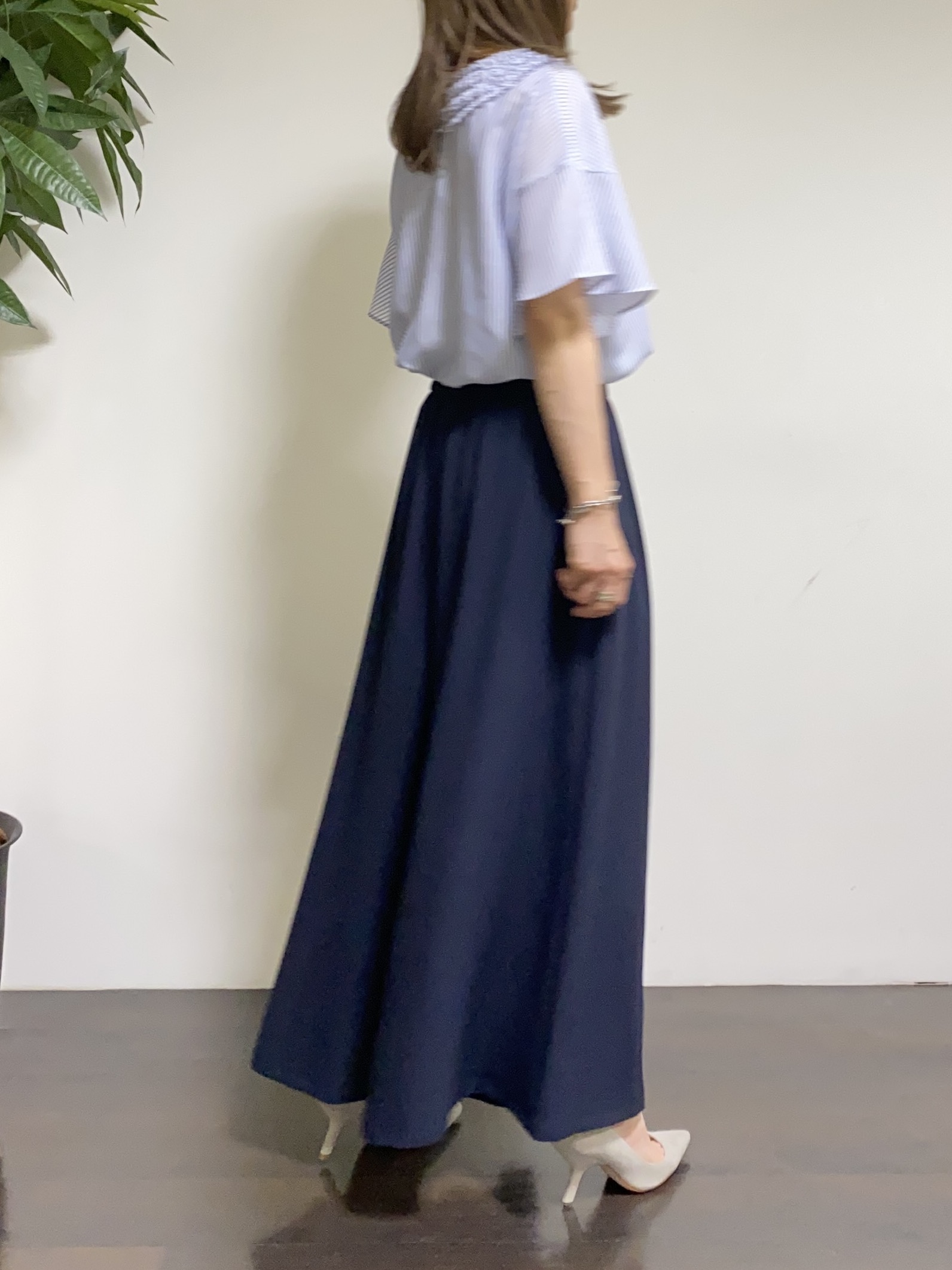 tomoさんの「UNTITLED｜【接触冷感/通気性/洗える】Vネックフリルブラウス」を使ったコーディネート