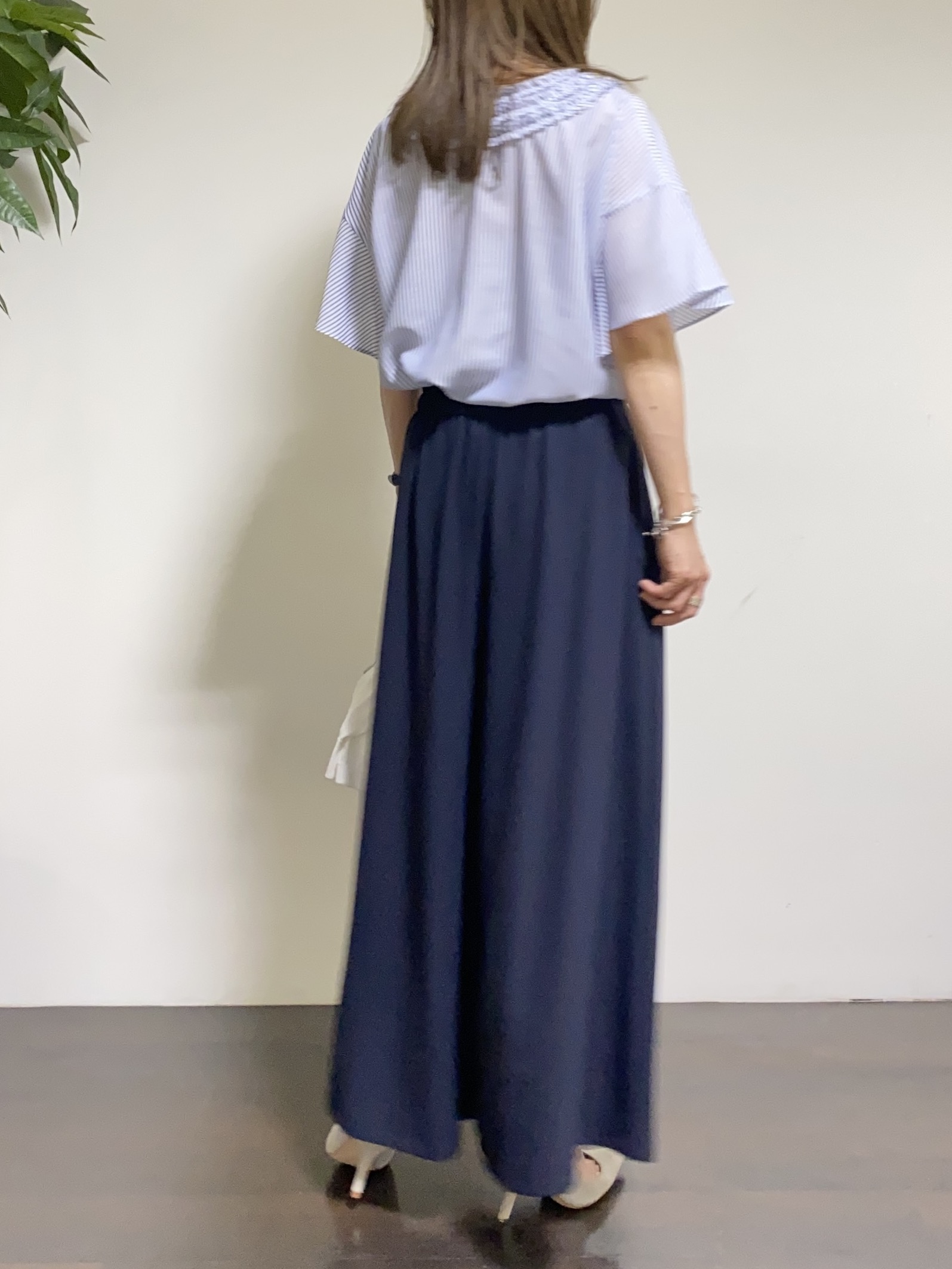 tomoさんの「UNTITLED｜【接触冷感/通気性/洗える】Vネックフリルブラウス」を使ったコーディネート