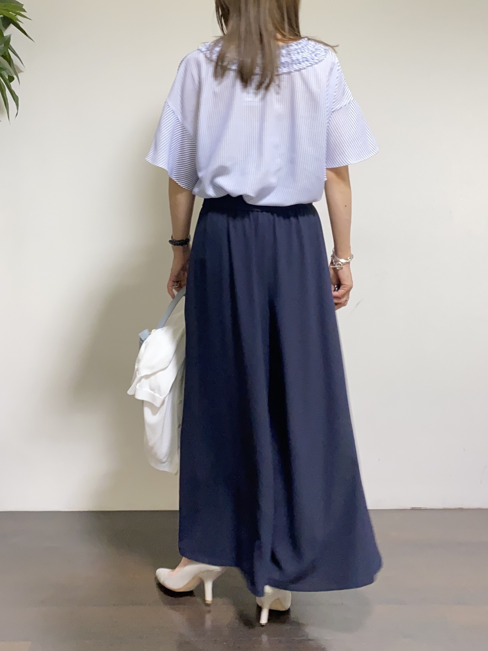 tomoさんの「UNTITLED｜【接触冷感/通気性/洗える】Vネックフリルブラウス」を使ったコーディネート