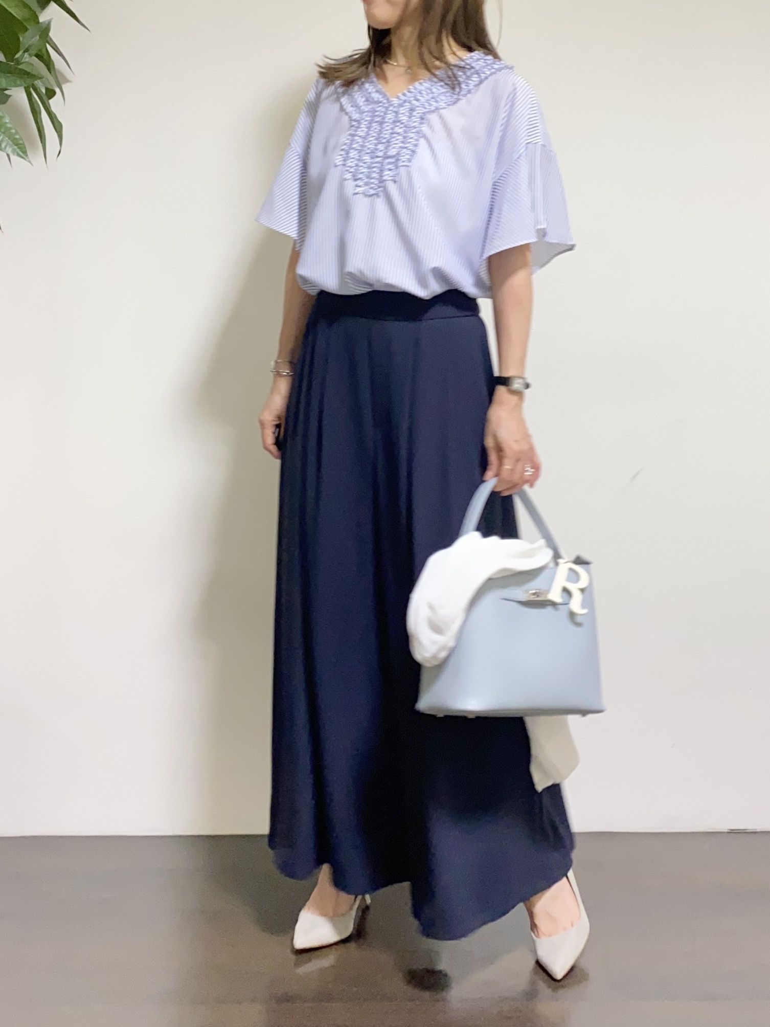 tomoさんの「UNTITLED｜【接触冷感/通気性/洗える】Vネックフリルブラウス」を使ったコーディネート