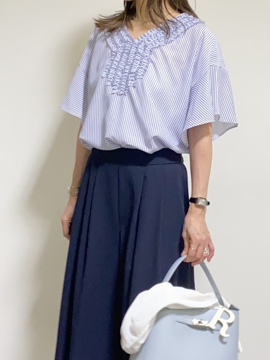 tomoさんの「UNTITLED｜【接触冷感/通気性/洗える】Vネックフリルブラウス」を使ったコーディネート