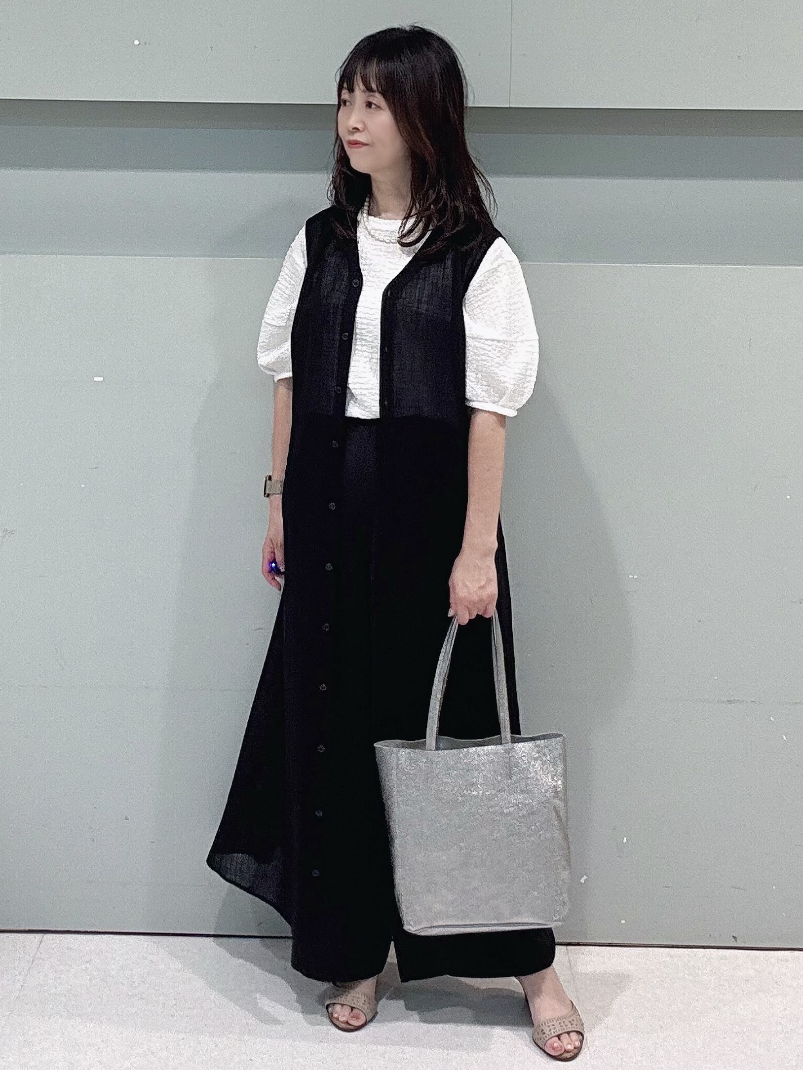 makiさんの「UNTITLED｜【秋映え/ジレとしても〇】シアーVネックワンピース」を使ったコーディネート