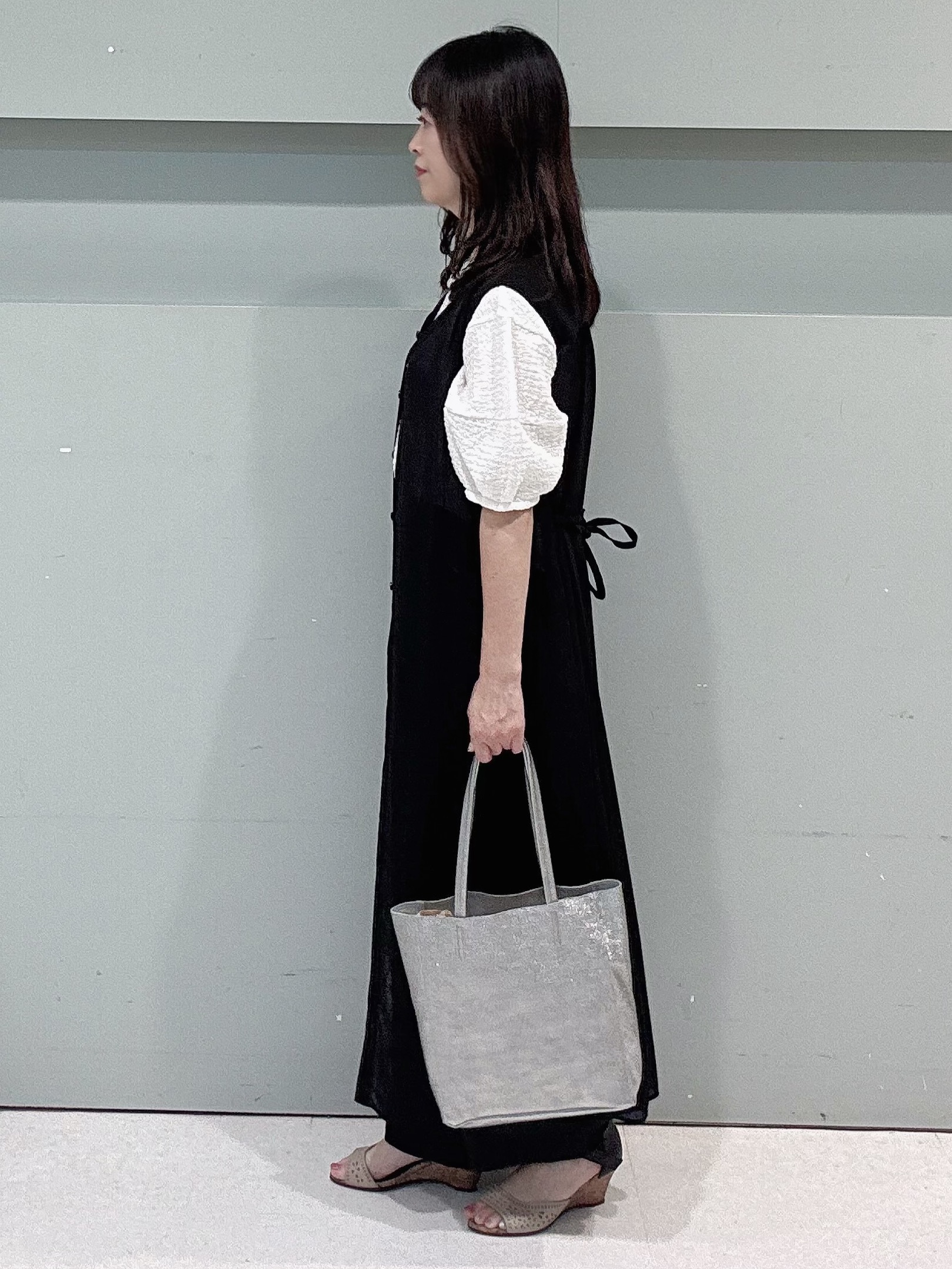 makiさんの「UNTITLED｜【秋映え/ジレとしても〇】シアーVネックワンピース」を使ったコーディネート