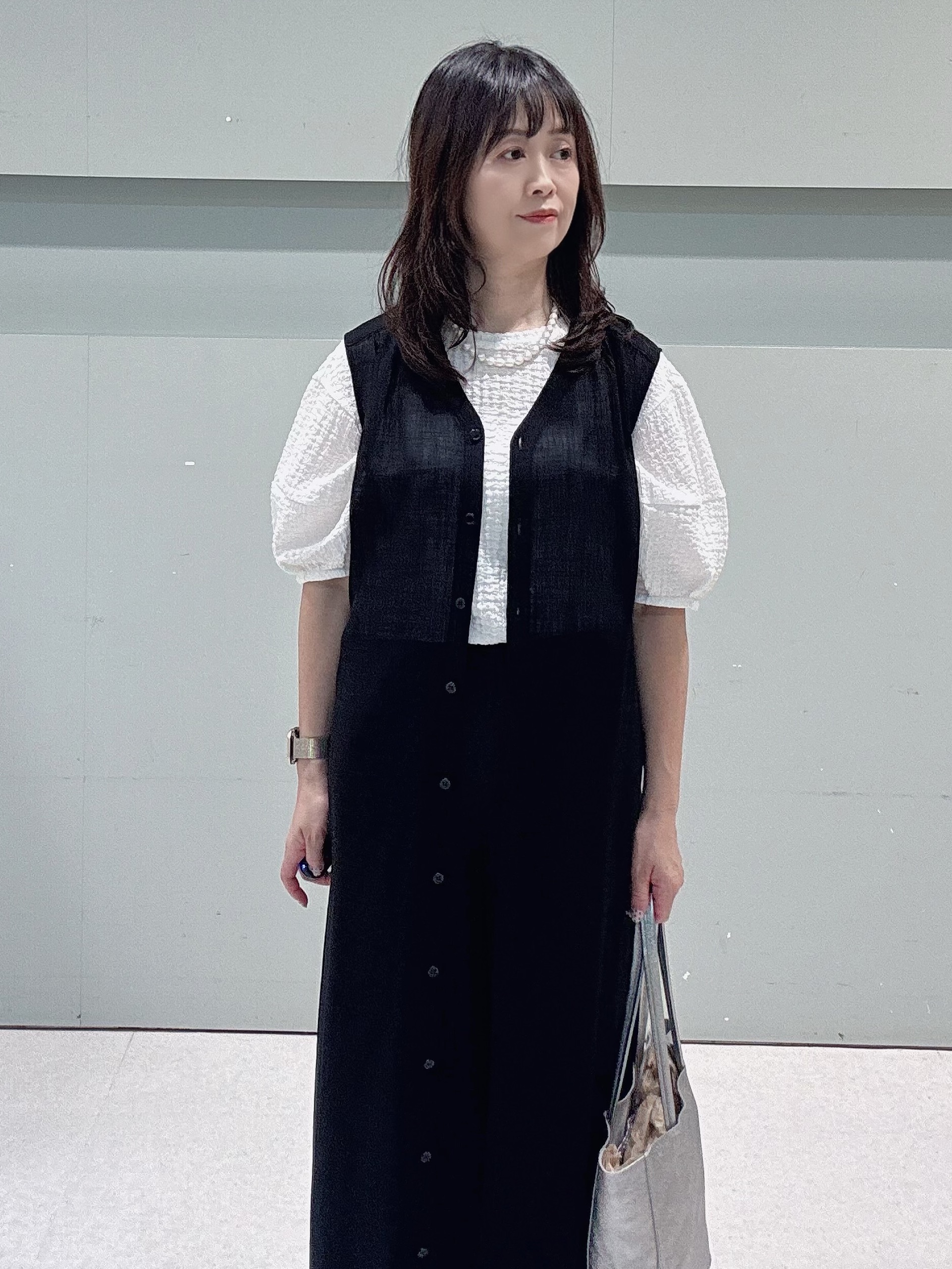 makiさんの「UNTITLED｜【秋映え/ジレとしても〇】シアーVネックワンピース」を使ったコーディネート
