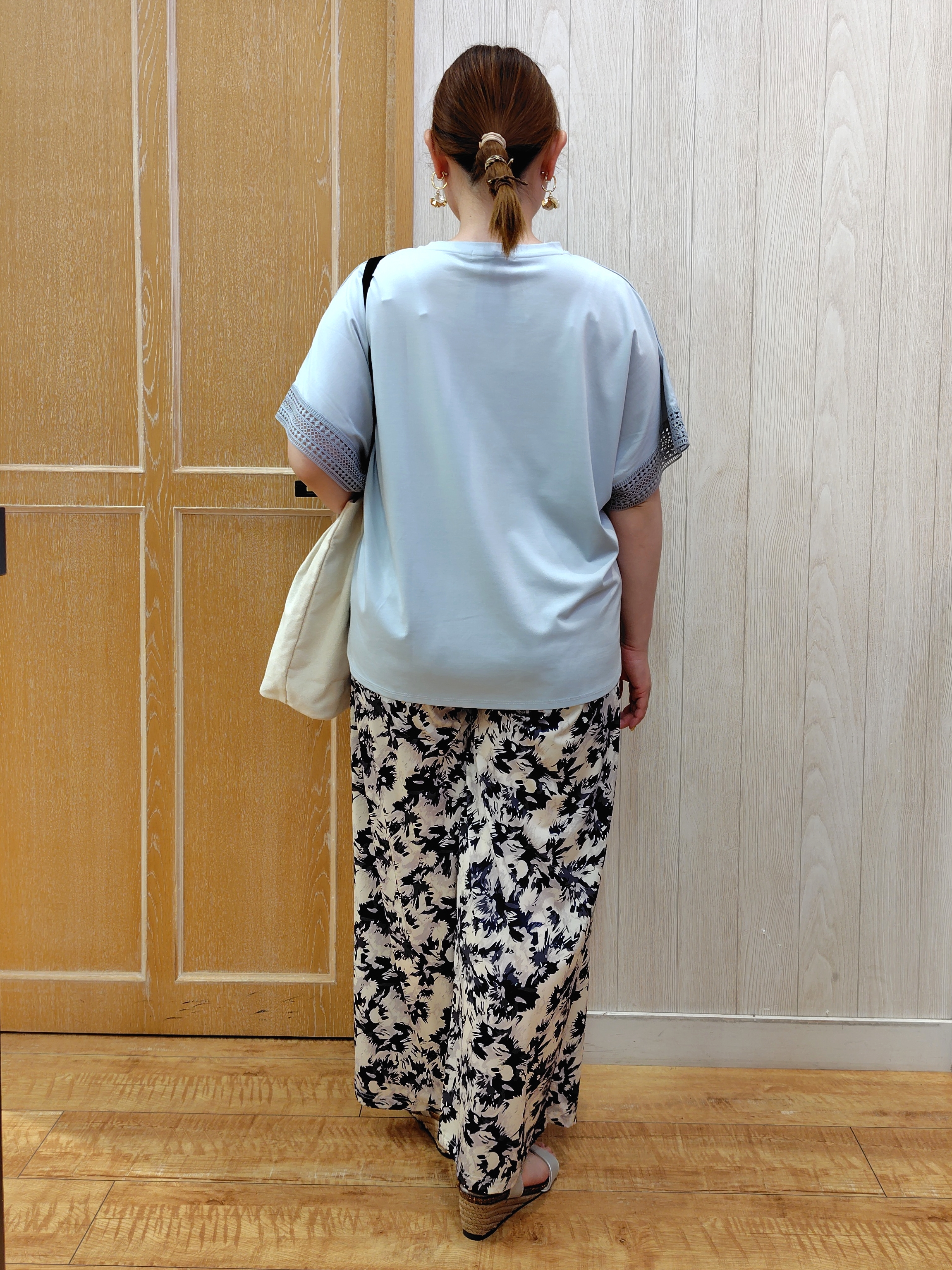 こっとんさんの「SHOO･LA･RUE｜【UV/洗濯機可/体型カバー】ヒップ周りが隠せる お袖レースTシャツ」を使ったコーディネート