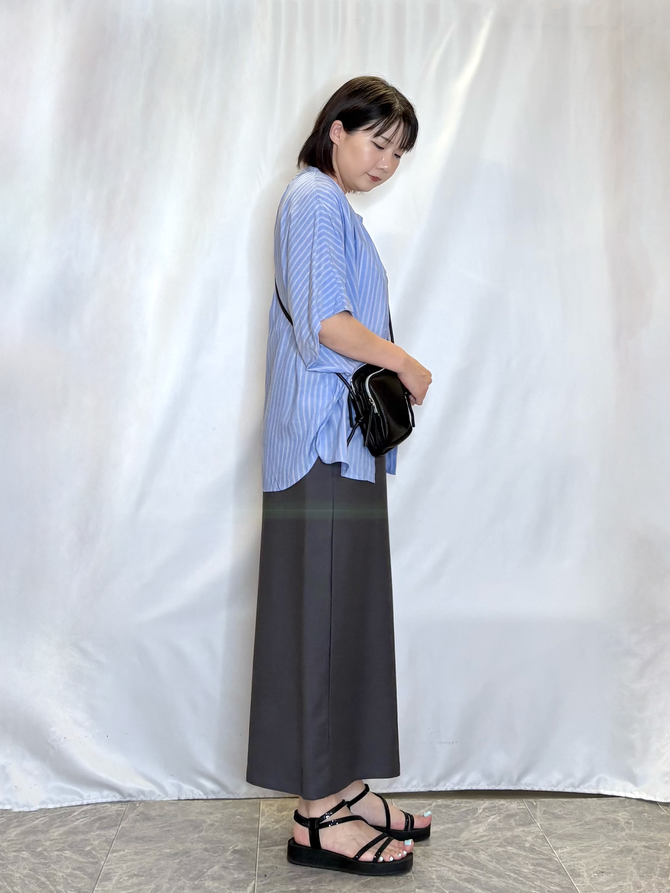 ネリさんの「SHOO･LA･RUE｜【洗濯機可/体型カバー】二の腕隠れる ゆるっとドルマンバンドカラーシャツ」を使ったコーディネート