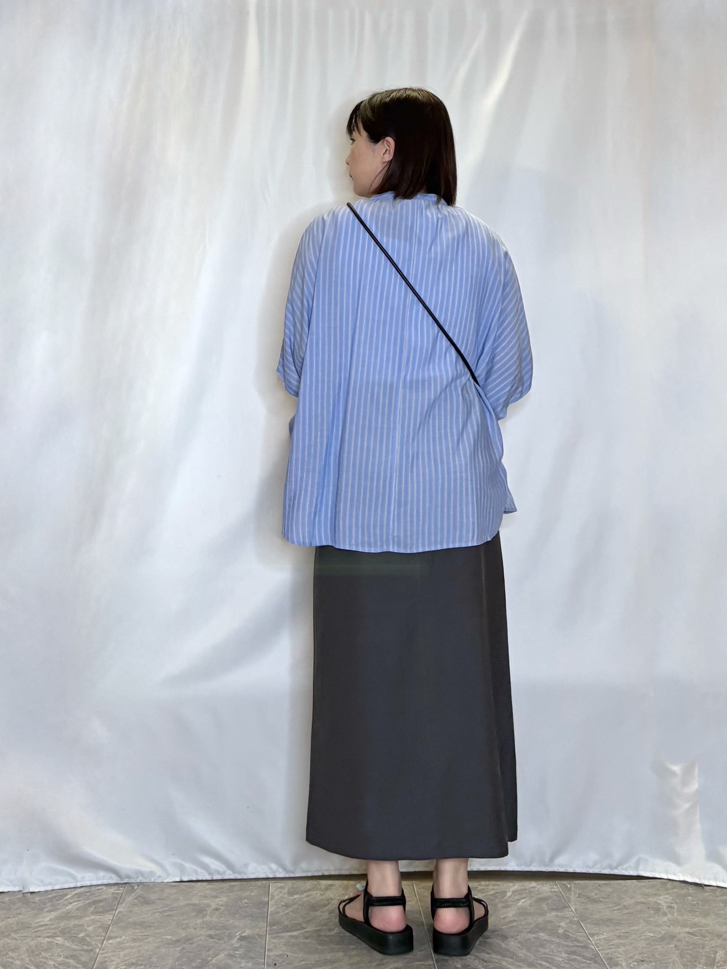 ネリさんの「SHOO･LA･RUE｜【洗濯機可/体型カバー】二の腕隠れる ゆるっとドルマンバンドカラーシャツ」を使ったコーディネート