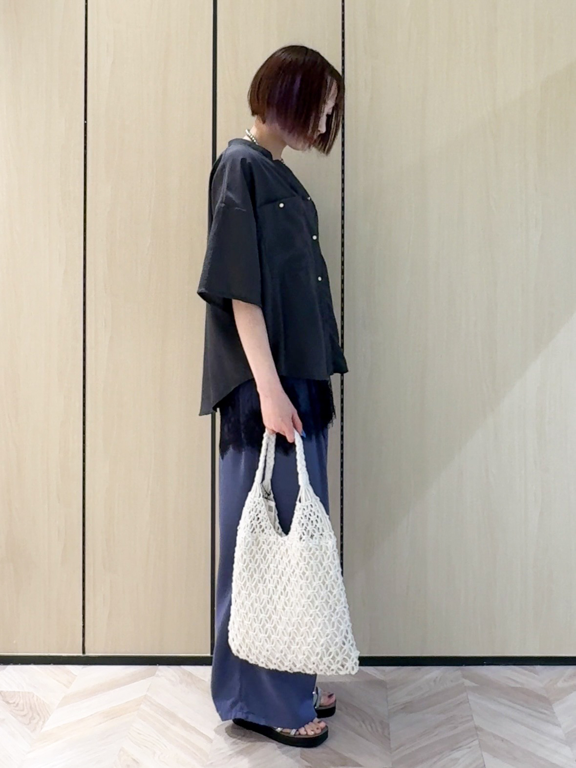 𝐜𝐡𝐢𝐤𝐚さんの「SHOO･LA･RUE｜【洗濯機可/S-LL】大人の抜け感 ゆるっと5分袖シャツ」を使ったコーディネート