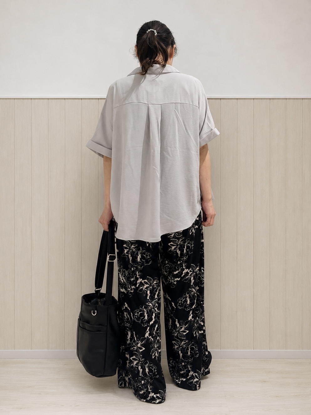まつみさんの「SHOO･LA･RUE｜【洗濯後しわになりにくい/体型カバー】二の腕も隠せる　お袖ロールアップ半袖シャツ」を使ったコーディネート