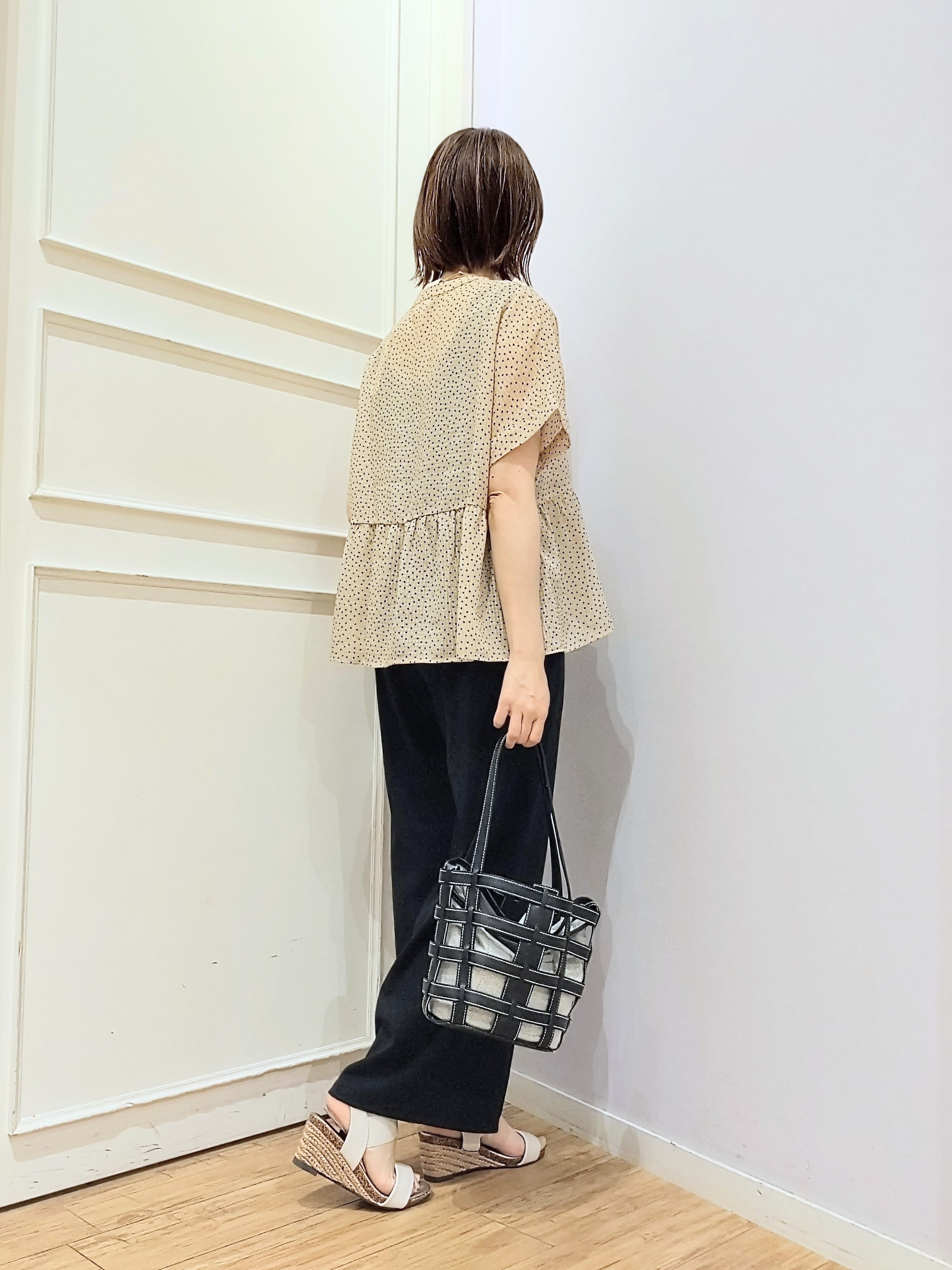 miomioさんの「SHOO･LA･RUE｜【体型カバー/洗濯機可】二の腕とお腹周りが隠せる シアーペプラムブラウス」を使ったコーディネート