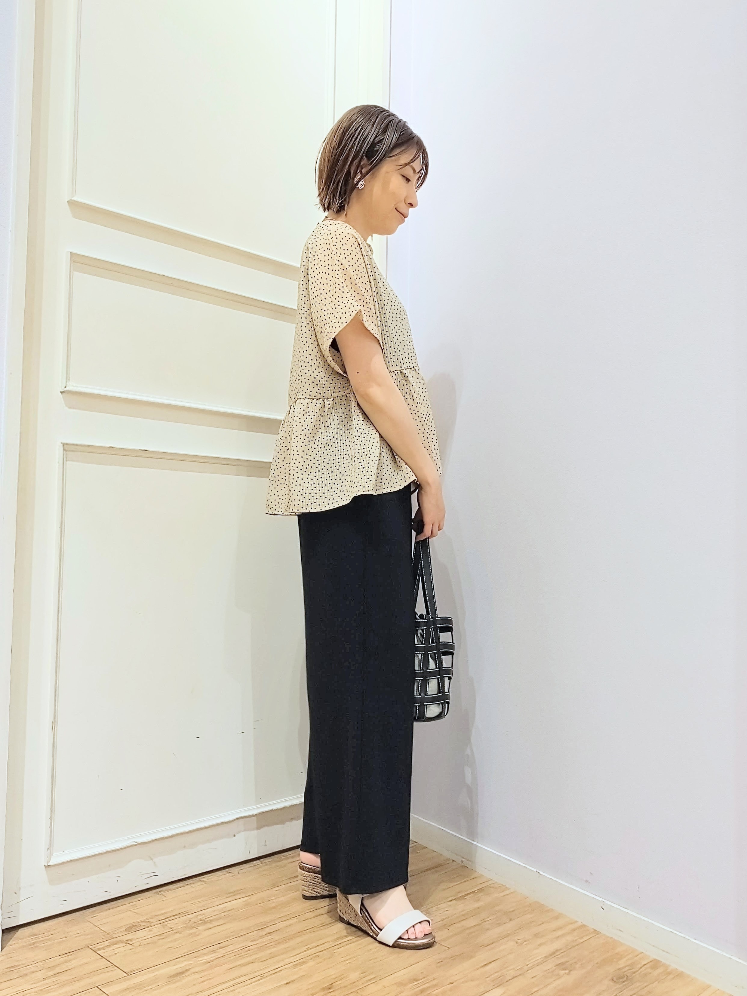 miomioさんの「SHOO･LA･RUE｜【体型カバー/洗濯機可】二の腕とお腹周りが隠せる シアーペプラムブラウス」を使ったコーディネート
