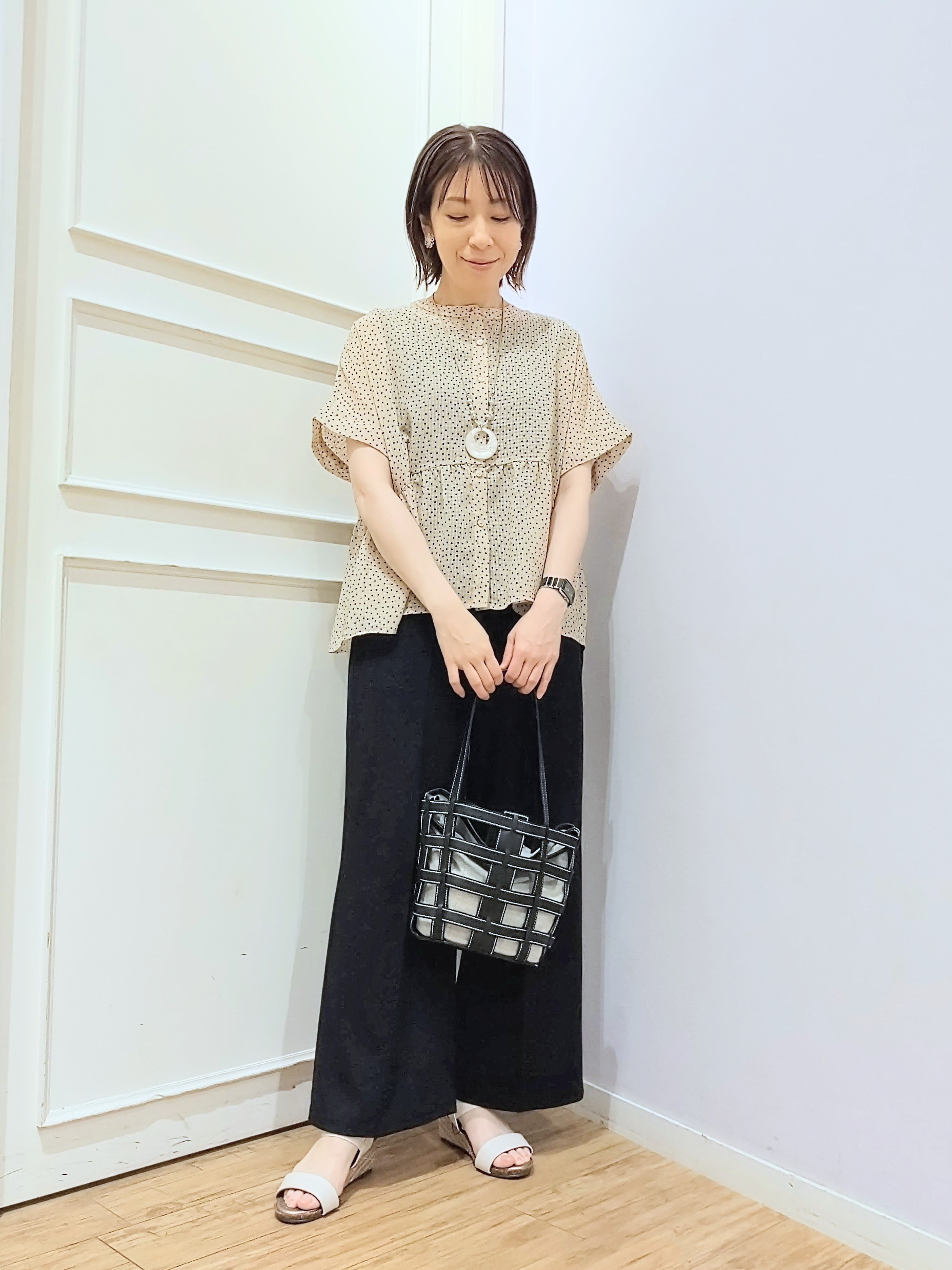 miomioさんの「SHOO･LA･RUE｜【体型カバー/洗濯機可】二の腕とお腹周りが隠せる シアーペプラムブラウス」を使ったコーディネート