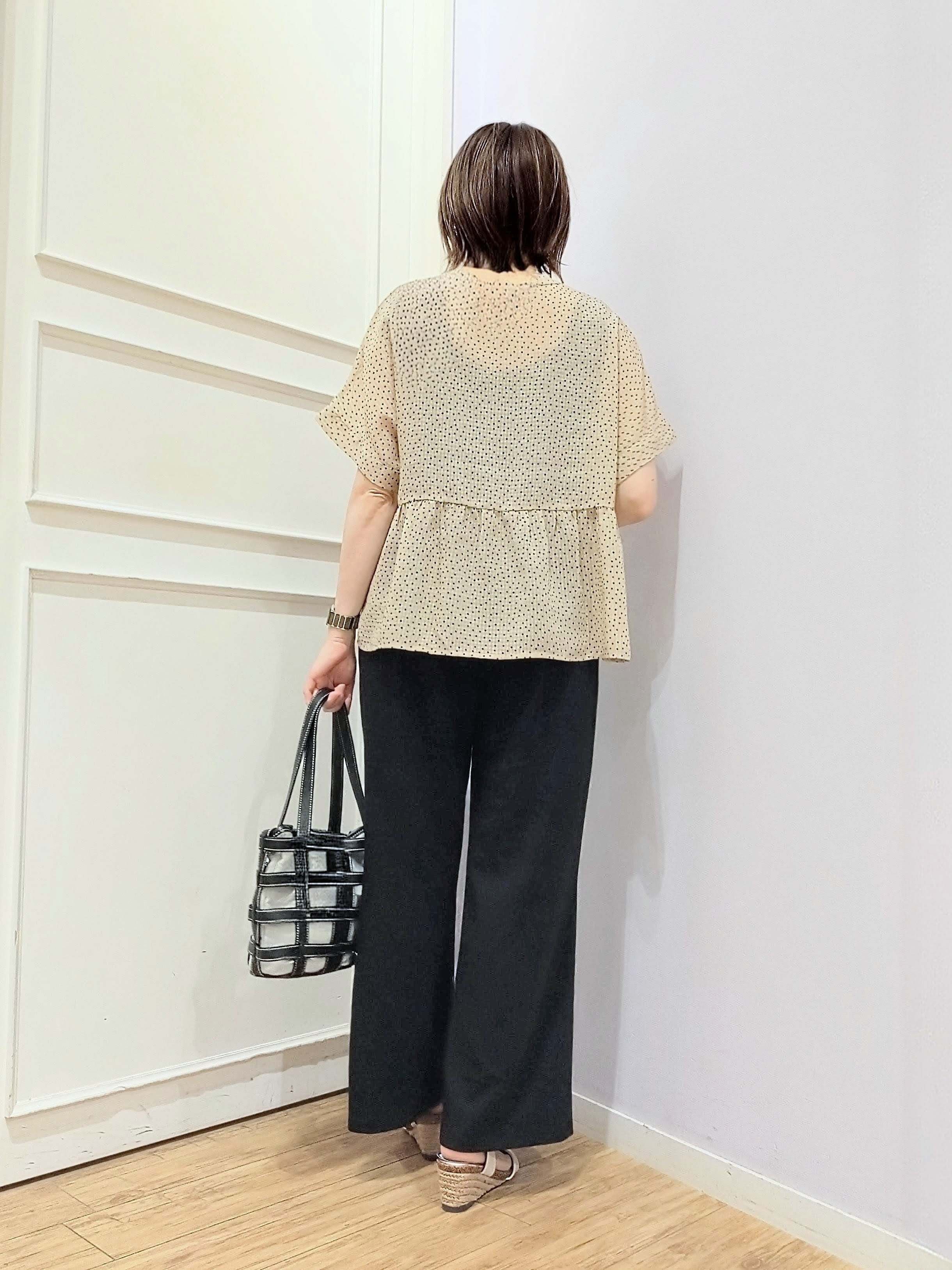 miomioさんの「SHOO･LA･RUE｜【体型カバー/洗濯機可】二の腕とお腹周りが隠せる シアーペプラムブラウス」を使ったコーディネート