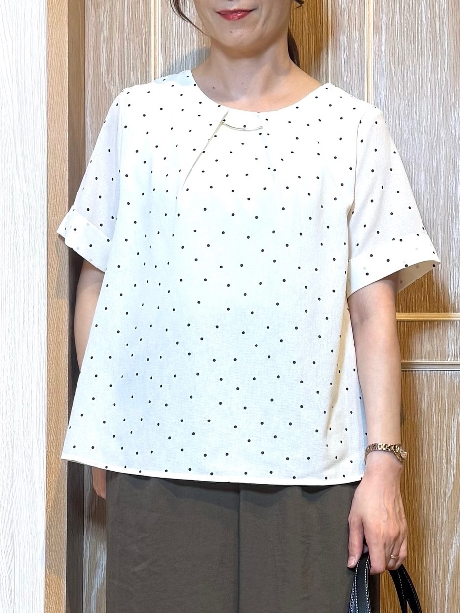 KAORIさんの「SHOO･LA･RUE｜【通勤/S-LL/洗濯機可】ゴールドパーツがアクセント アクセサリーいらずのドット柄ブラウス」を使ったコーディネート