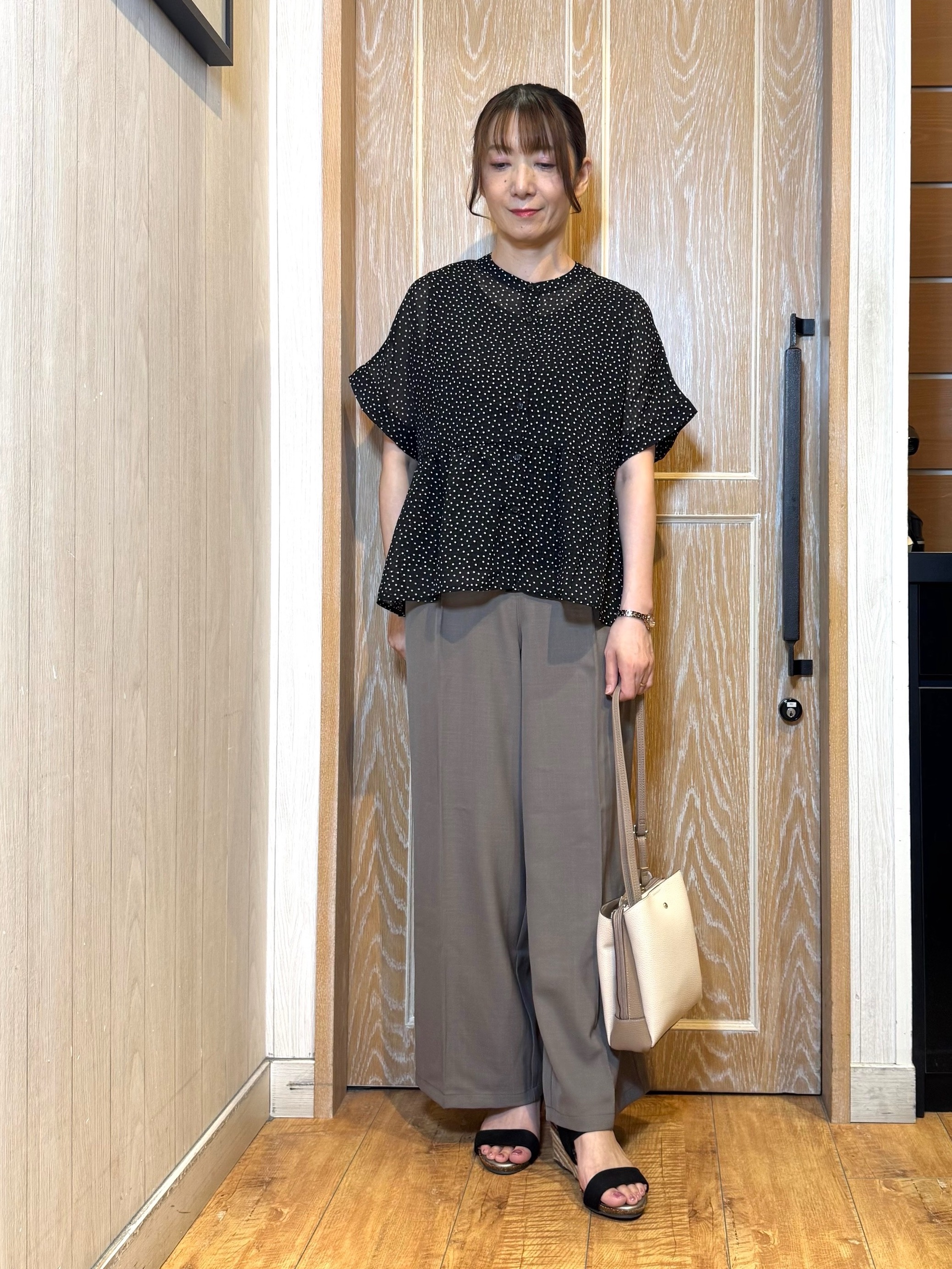 KAORIさんの「SHOO･LA･RUE｜【体型カバー/洗濯機可】二の腕とお腹周りが隠せる シアーペプラムブラウス」を使ったコーディネート