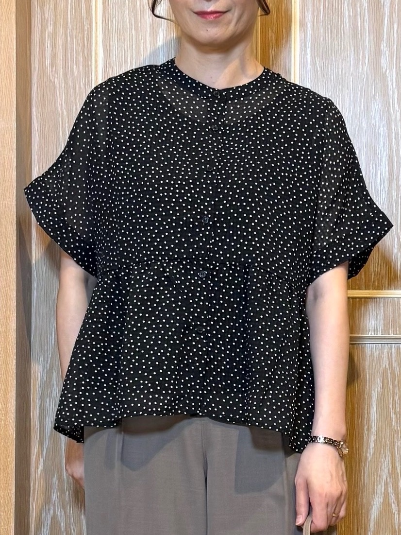 KAORIさんの「SHOO･LA･RUE｜【体型カバー/洗濯機可】二の腕とお腹周りが隠せる シアーペプラムブラウス」を使ったコーディネート