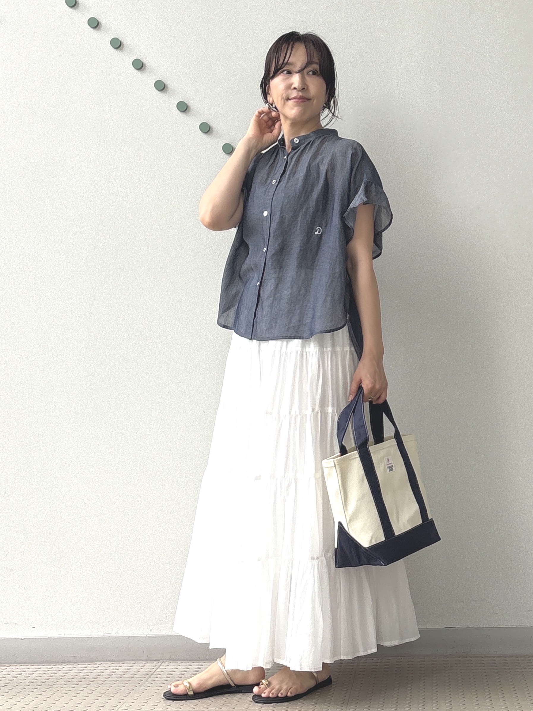 kawamuraさんの「DRESSTERIOR｜◆【涼しく着映え】シアーデニム バンドカラーブラウス」を使ったコーディネート