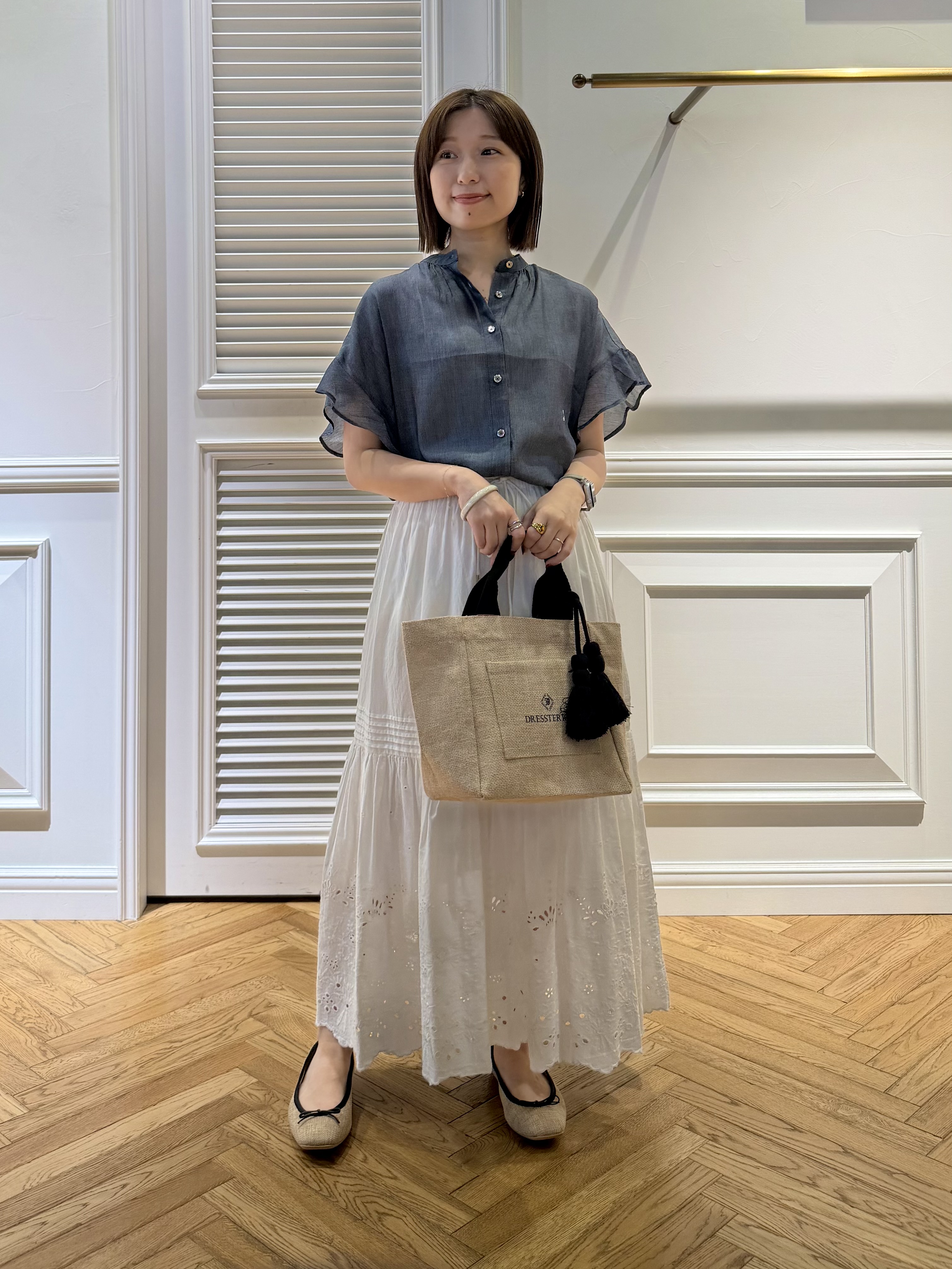 つじ まこさんの「DRESSTERIOR｜◆【涼しく着映え】シアーデニム バンドカラーブラウス」を使ったコーディネート