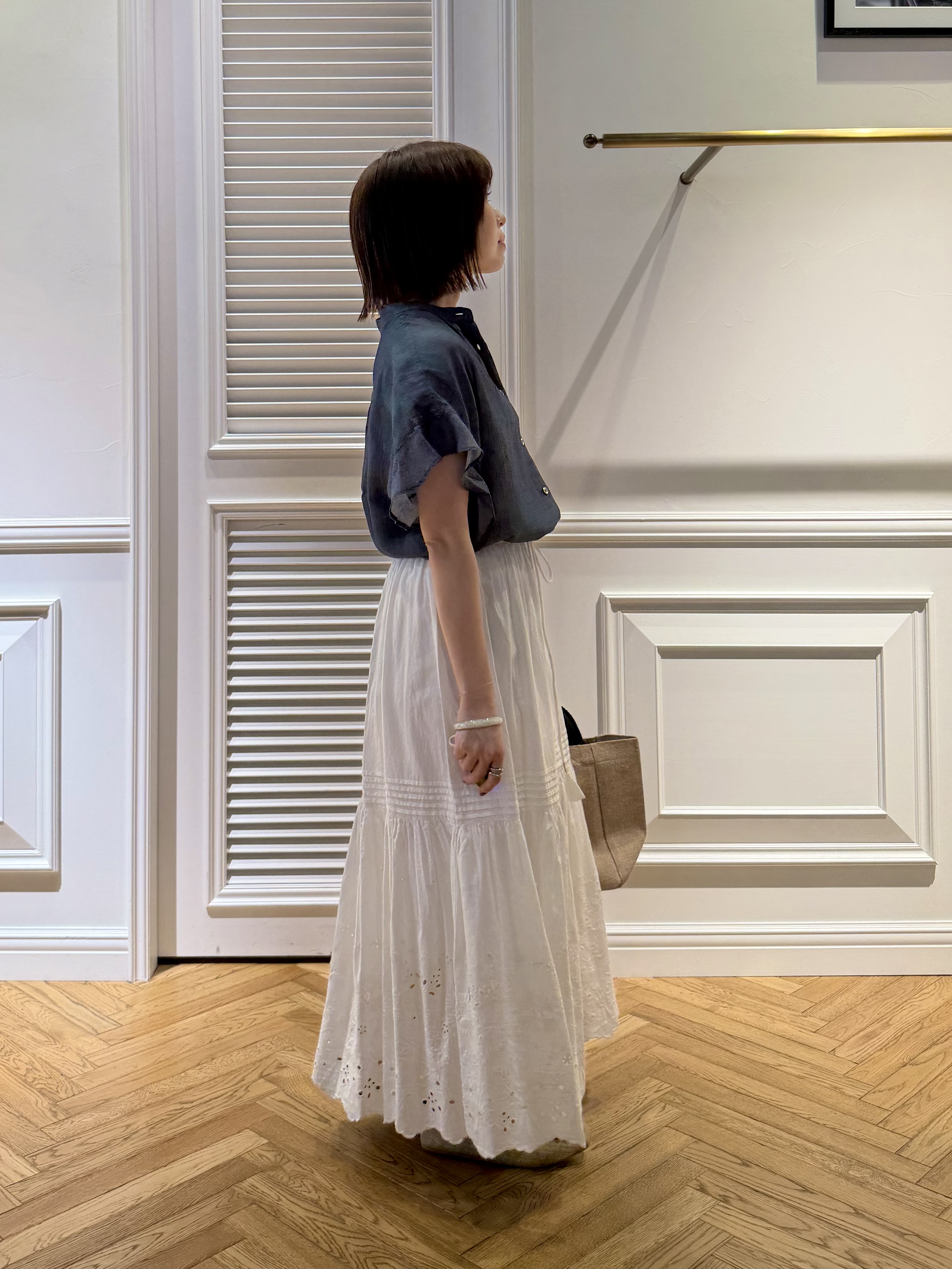 つじ まこさんの「DRESSTERIOR｜◆【涼しく着映え】シアーデニム バンドカラーブラウス」を使ったコーディネート