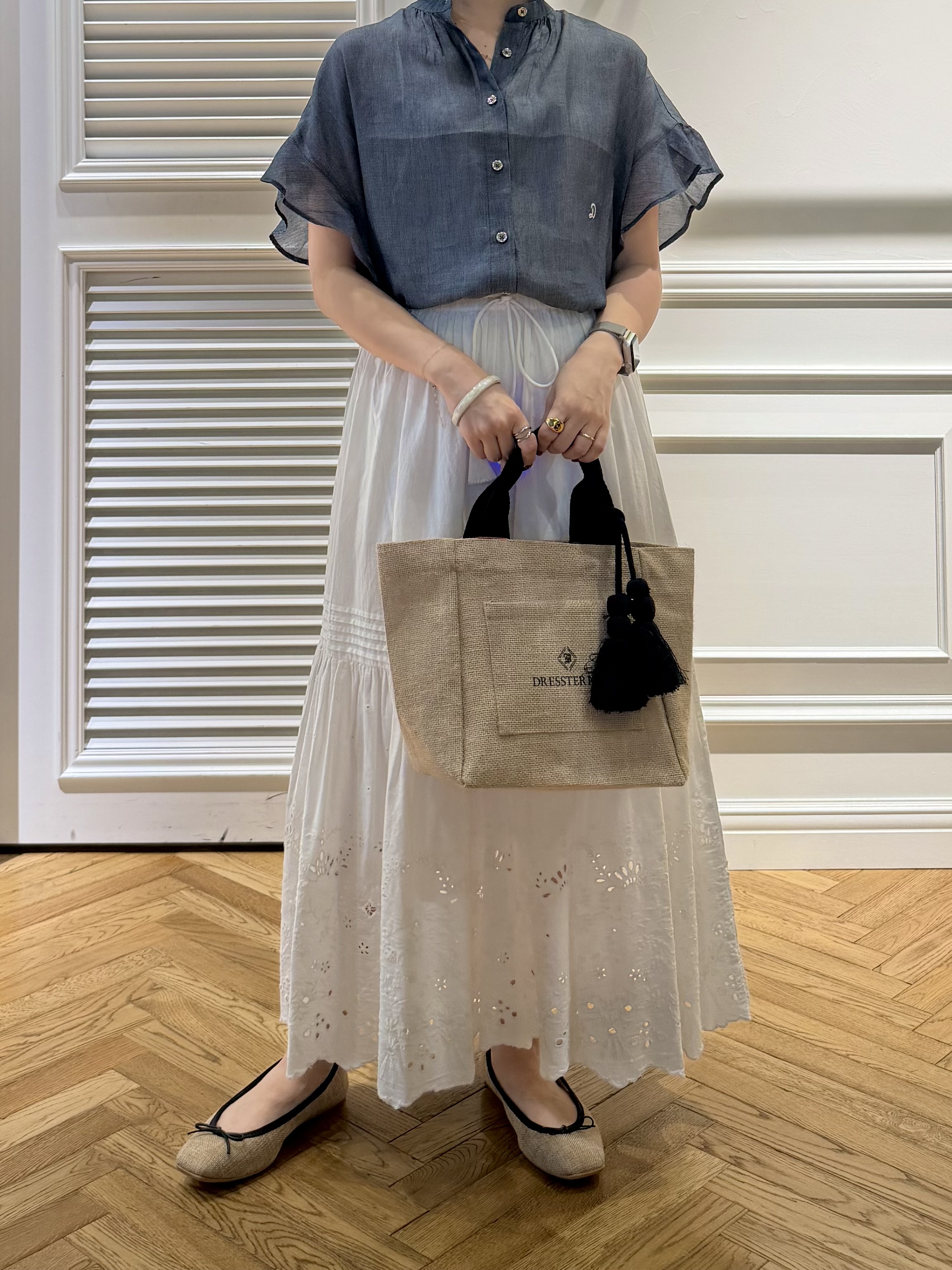 つじ まこさんの「DRESSTERIOR｜◆【涼しく着映え】シアーデニム バンドカラーブラウス」を使ったコーディネート