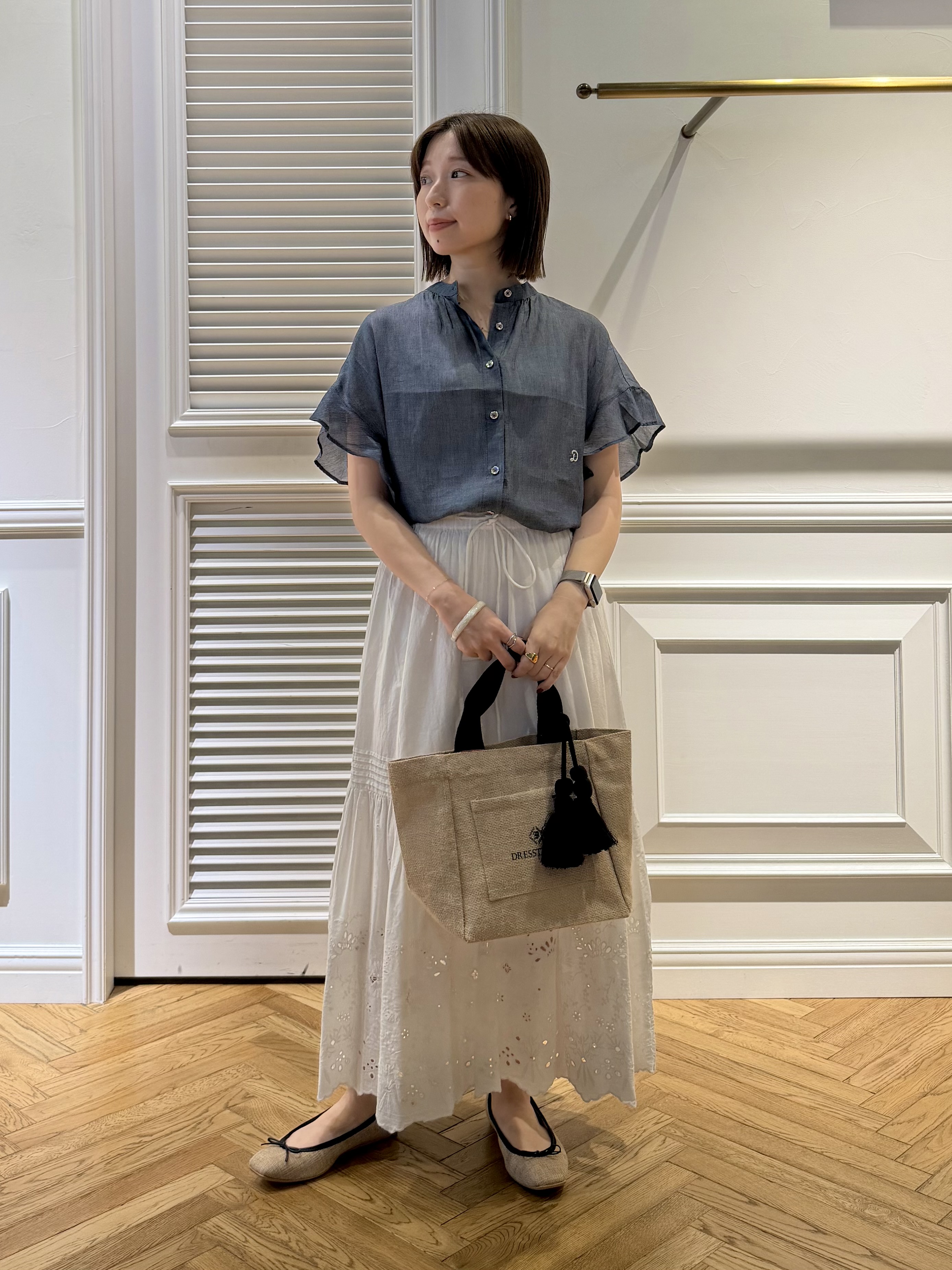 つじ まこさんの「DRESSTERIOR｜◆【涼しく着映え】シアーデニム バンドカラーブラウス」を使ったコーディネート