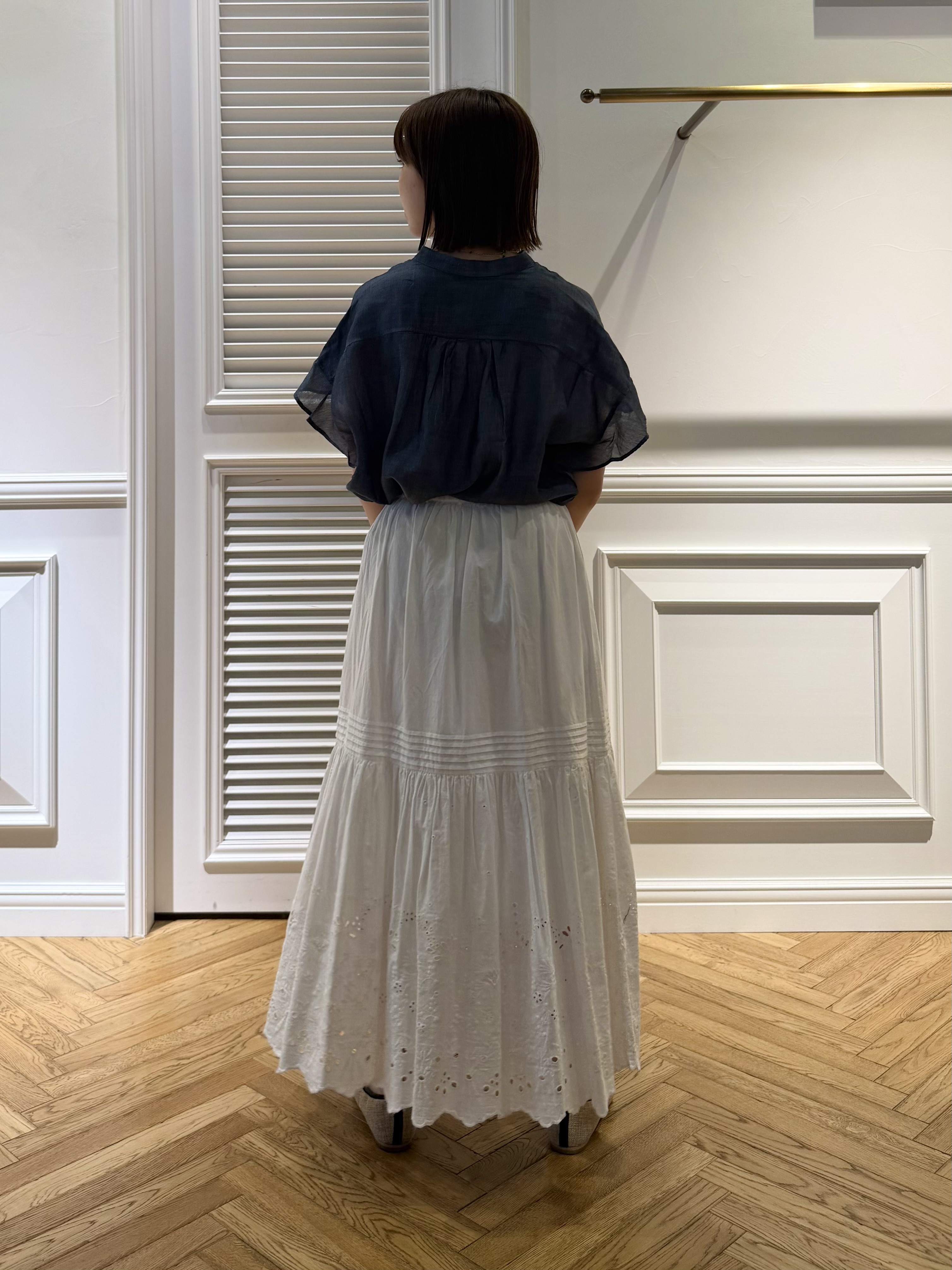 つじ まこさんの「DRESSTERIOR｜◆【涼しく着映え】シアーデニム バンドカラーブラウス」を使ったコーディネート