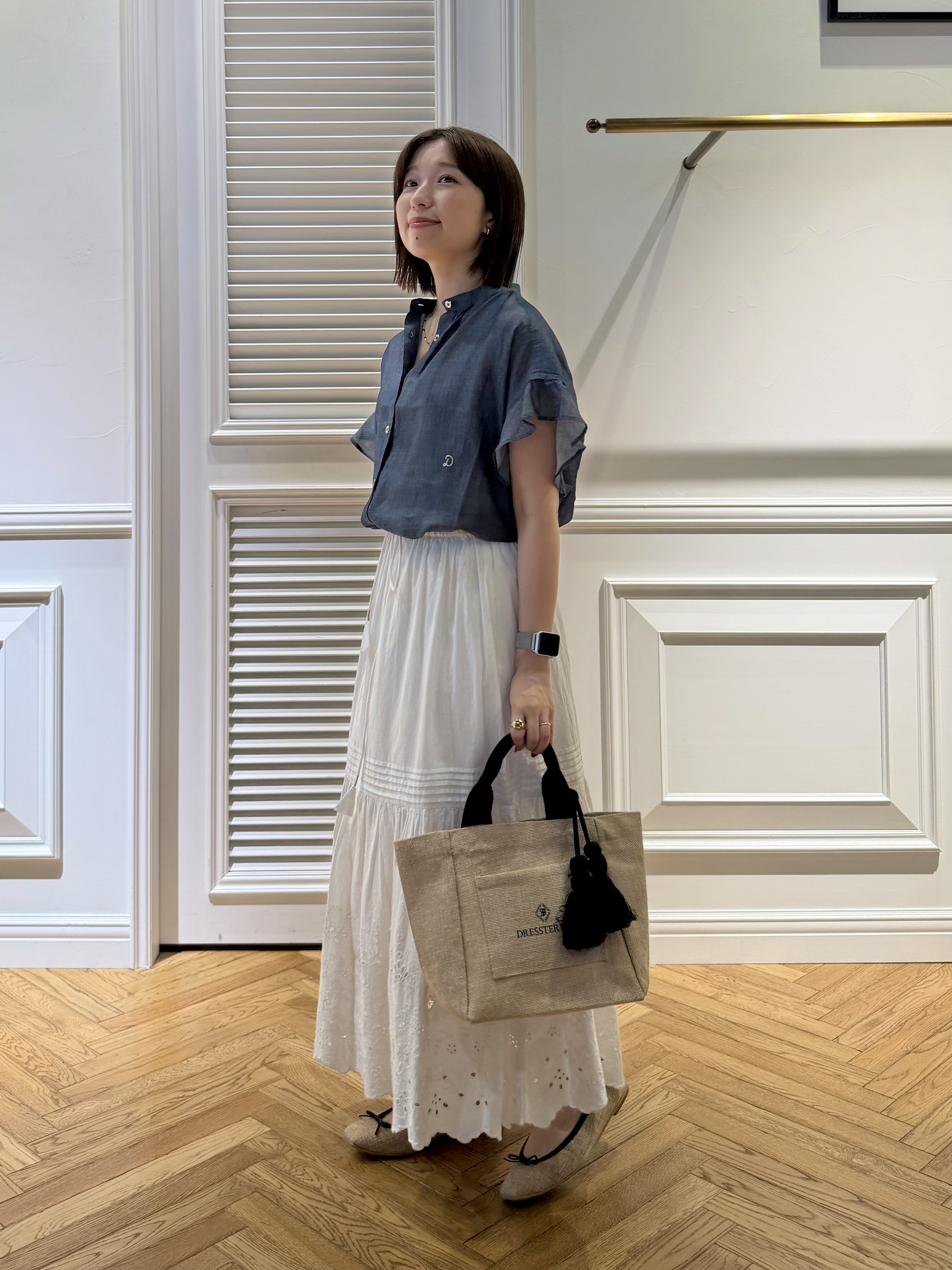 つじ まこさんの「DRESSTERIOR｜◆【涼しく着映え】シアーデニム バンドカラーブラウス」を使ったコーディネート