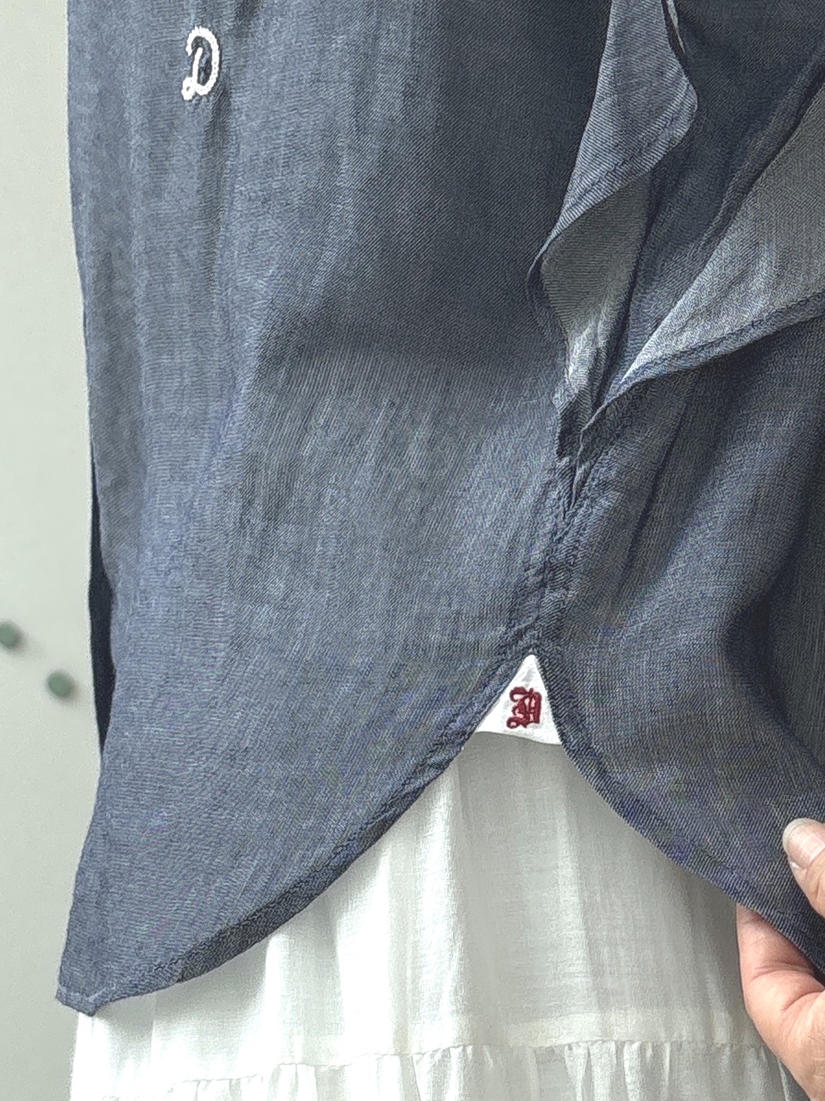kawamuraさんの「DRESSTERIOR｜◆【涼しく着映え】シアーデニム バンドカラーブラウス」を使ったコーディネート