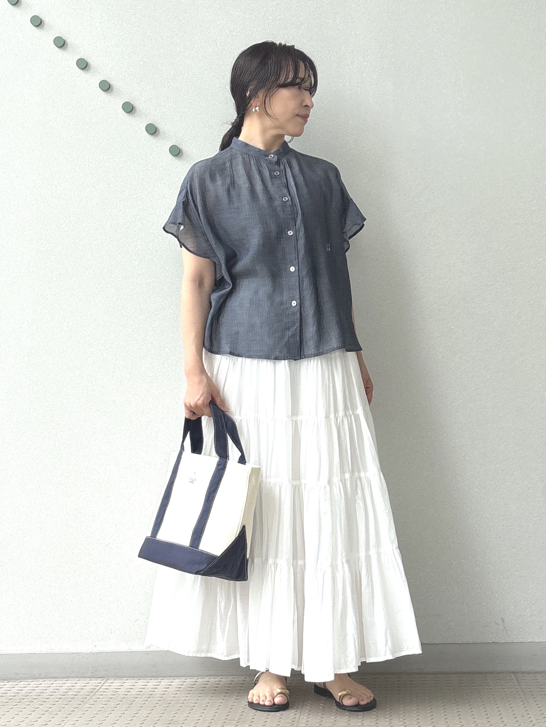 kawamuraさんの「DRESSTERIOR｜◆【涼しく着映え】シアーデニム バンドカラーブラウス」を使ったコーディネート