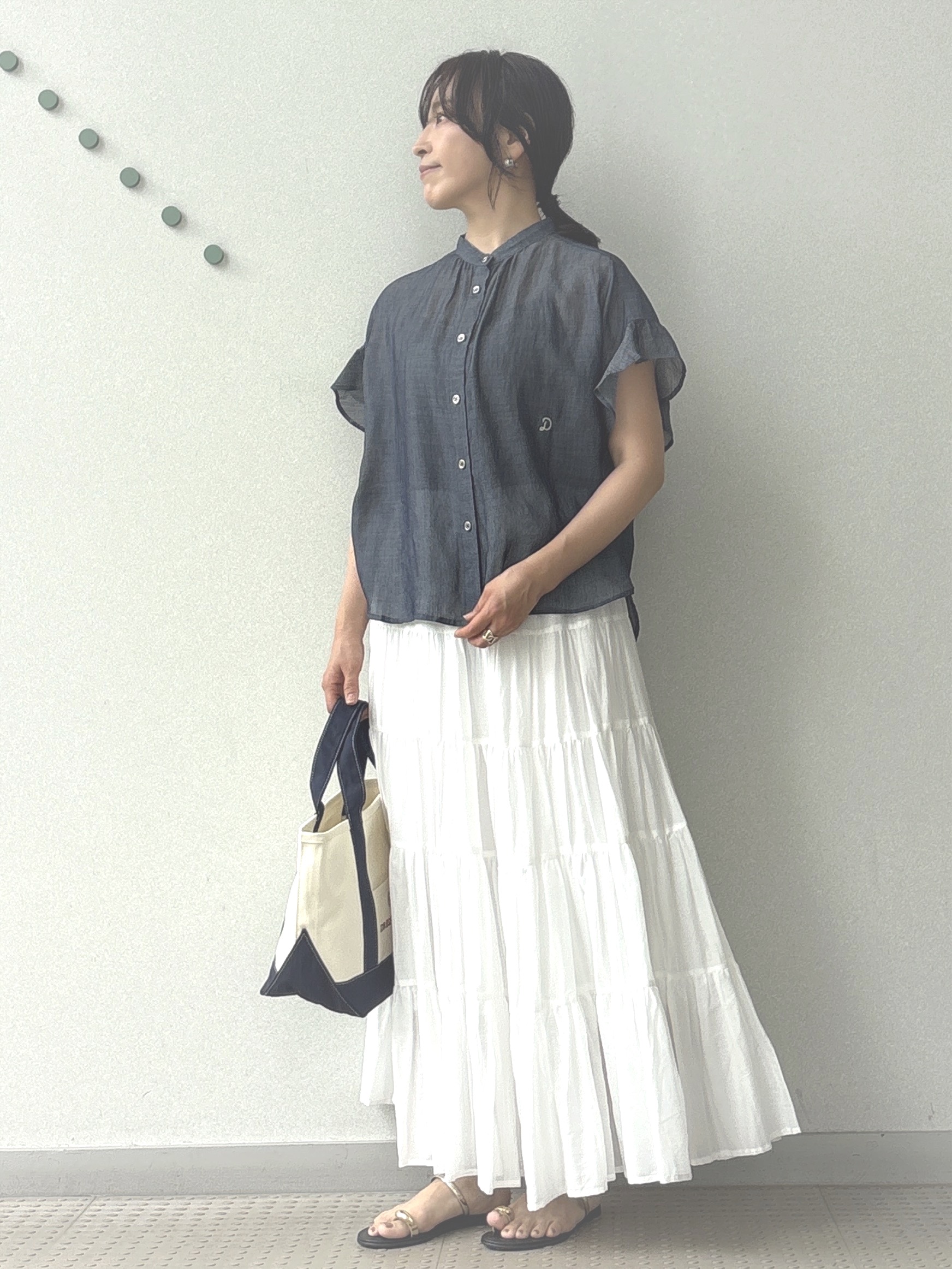 kawamuraさんの「DRESSTERIOR｜◆【涼しく着映え】シアーデニム バンドカラーブラウス」を使ったコーディネート