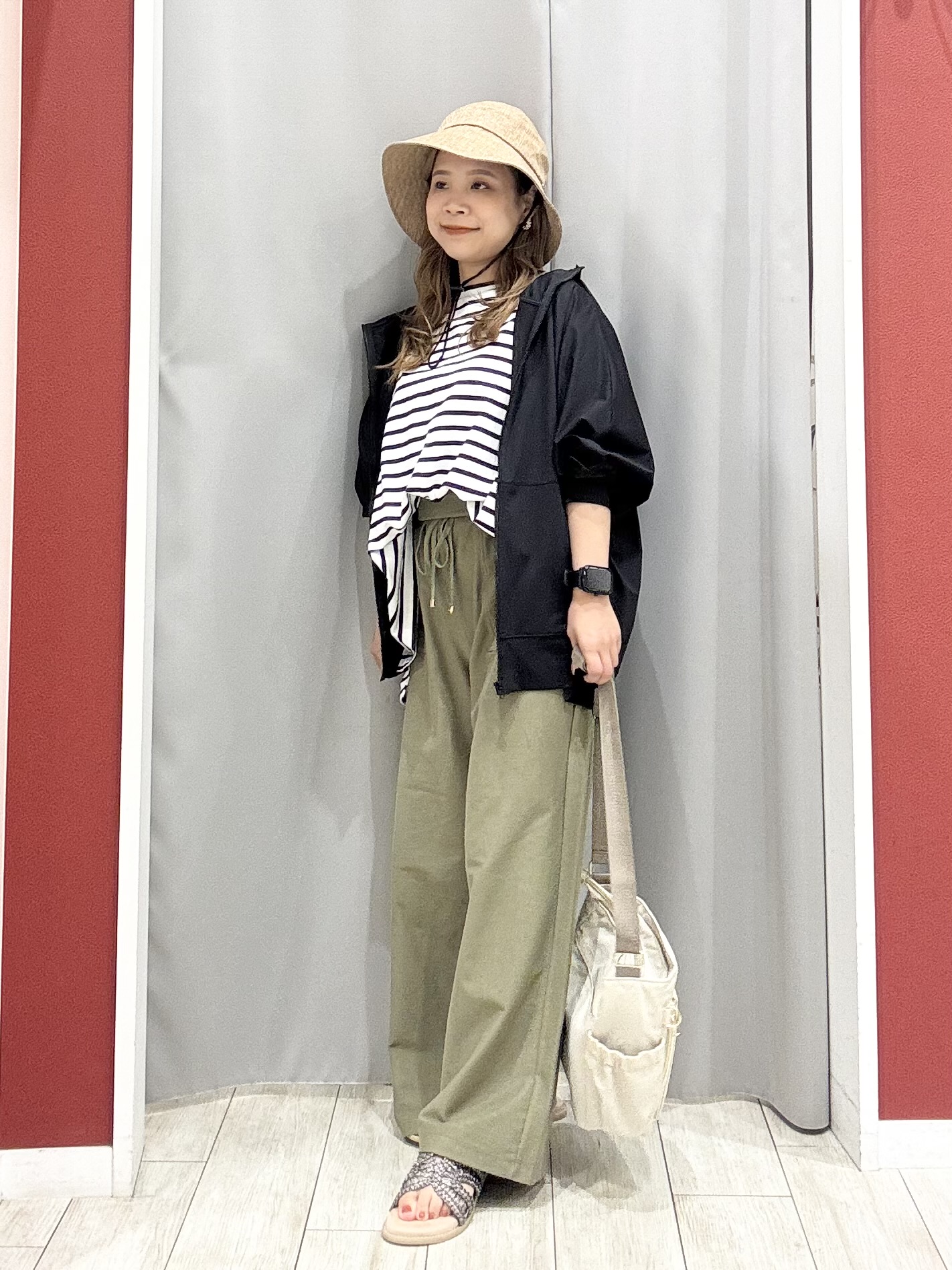 shioさんの「SHOO･LA･RUE｜【UV/S-LL/洗濯機可】手の甲から首元まで隠れる 指穴つき ドルマンパーカー」を使ったコーディネート