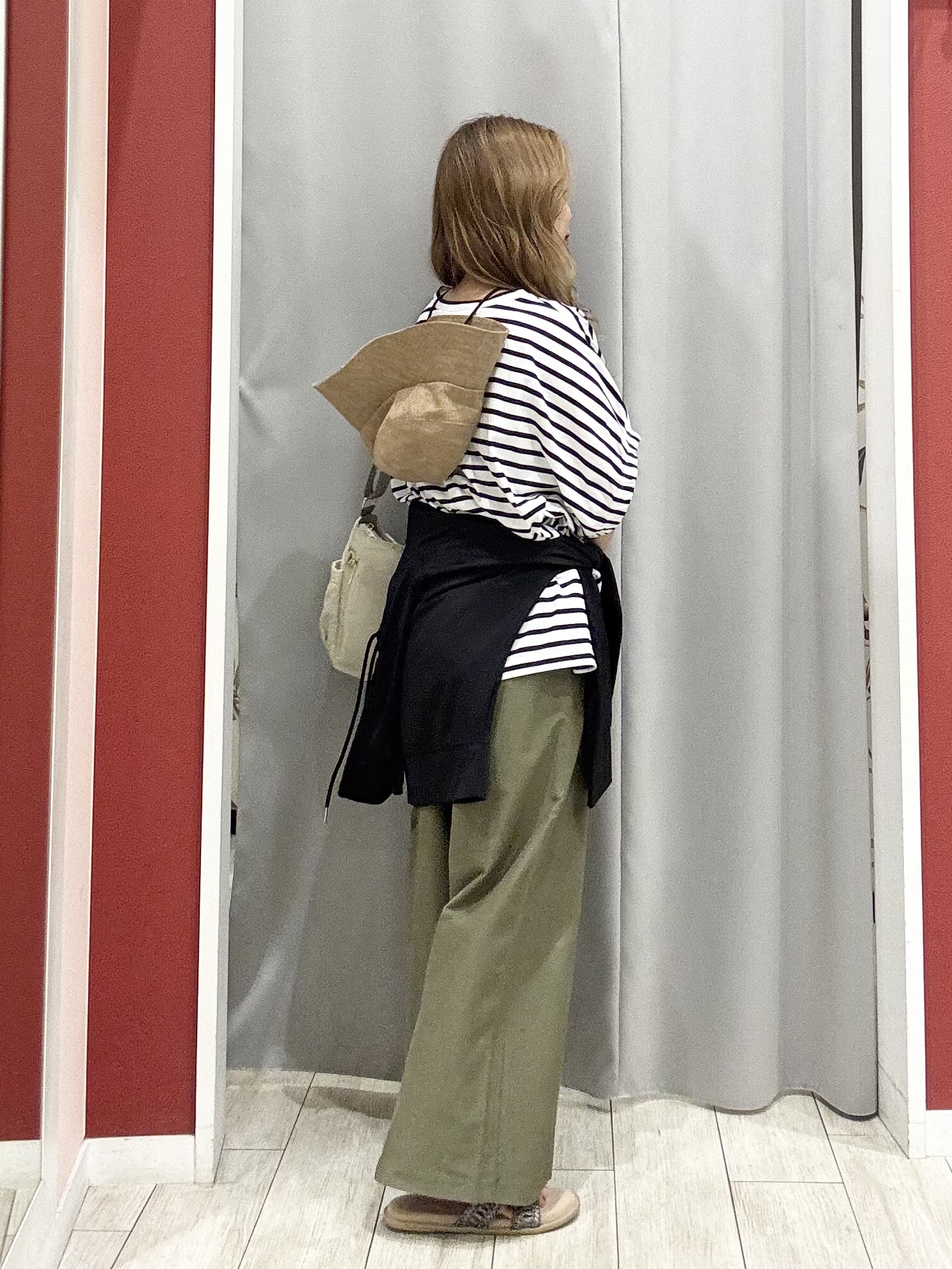 shioさんの「SHOO･LA･RUE｜【UV/S-LL/洗濯機可】手の甲から首元まで隠れる 指穴つき ドルマンパーカー」を使ったコーディネート