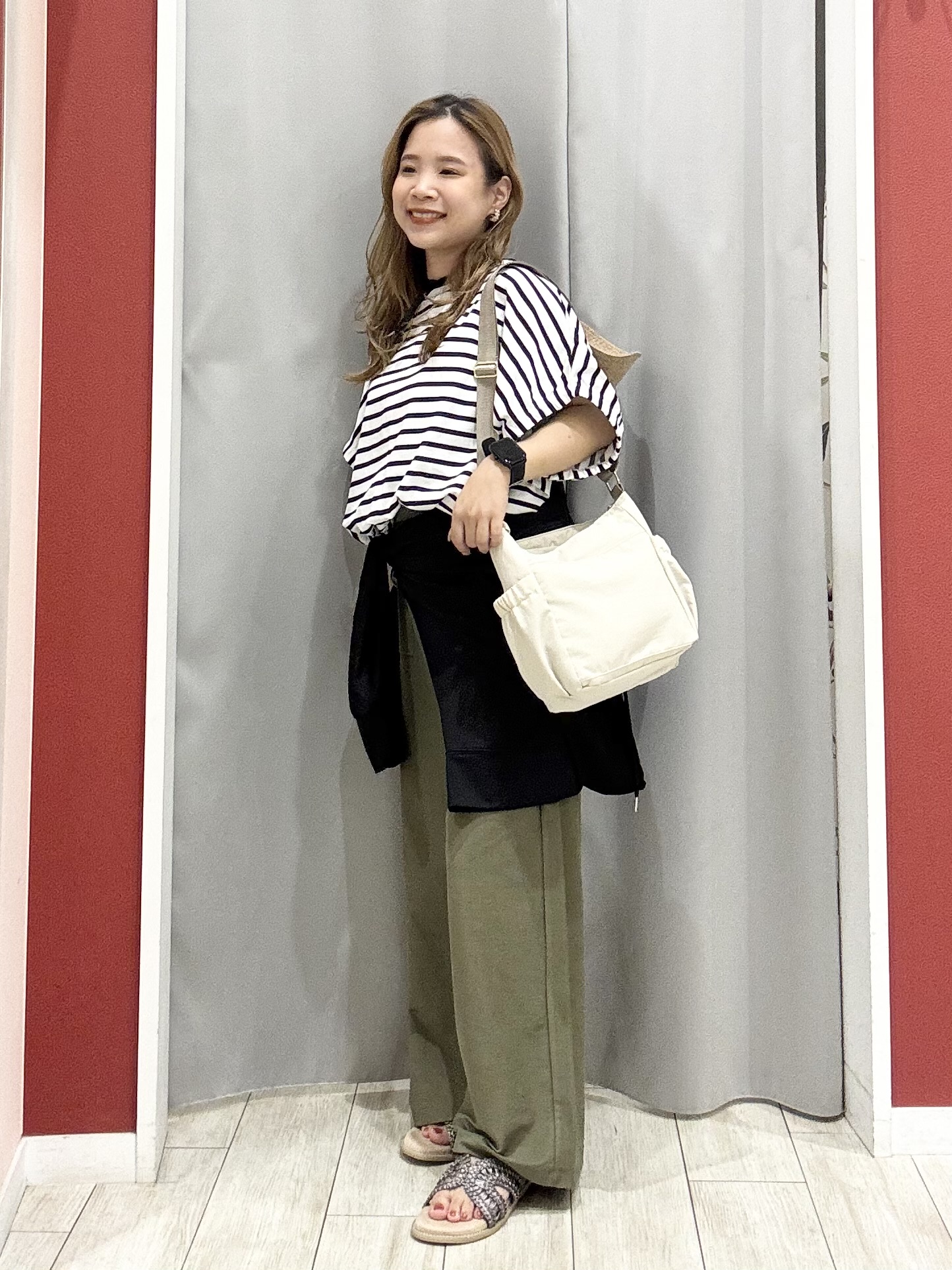 shioさんの「SHOO･LA･RUE｜【UV/S-LL/洗濯機可】手の甲から首元まで隠れる 指穴つき ドルマンパーカー」を使ったコーディネート