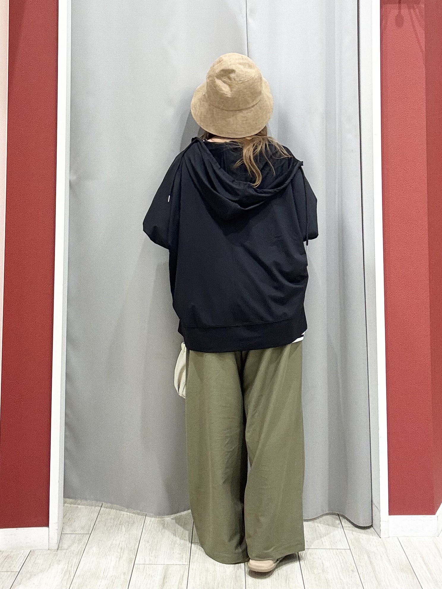 shioさんの「SHOO･LA･RUE｜【UV/S-LL/洗濯機可】手の甲から首元まで隠れる 指穴つき ドルマンパーカー」を使ったコーディネート
