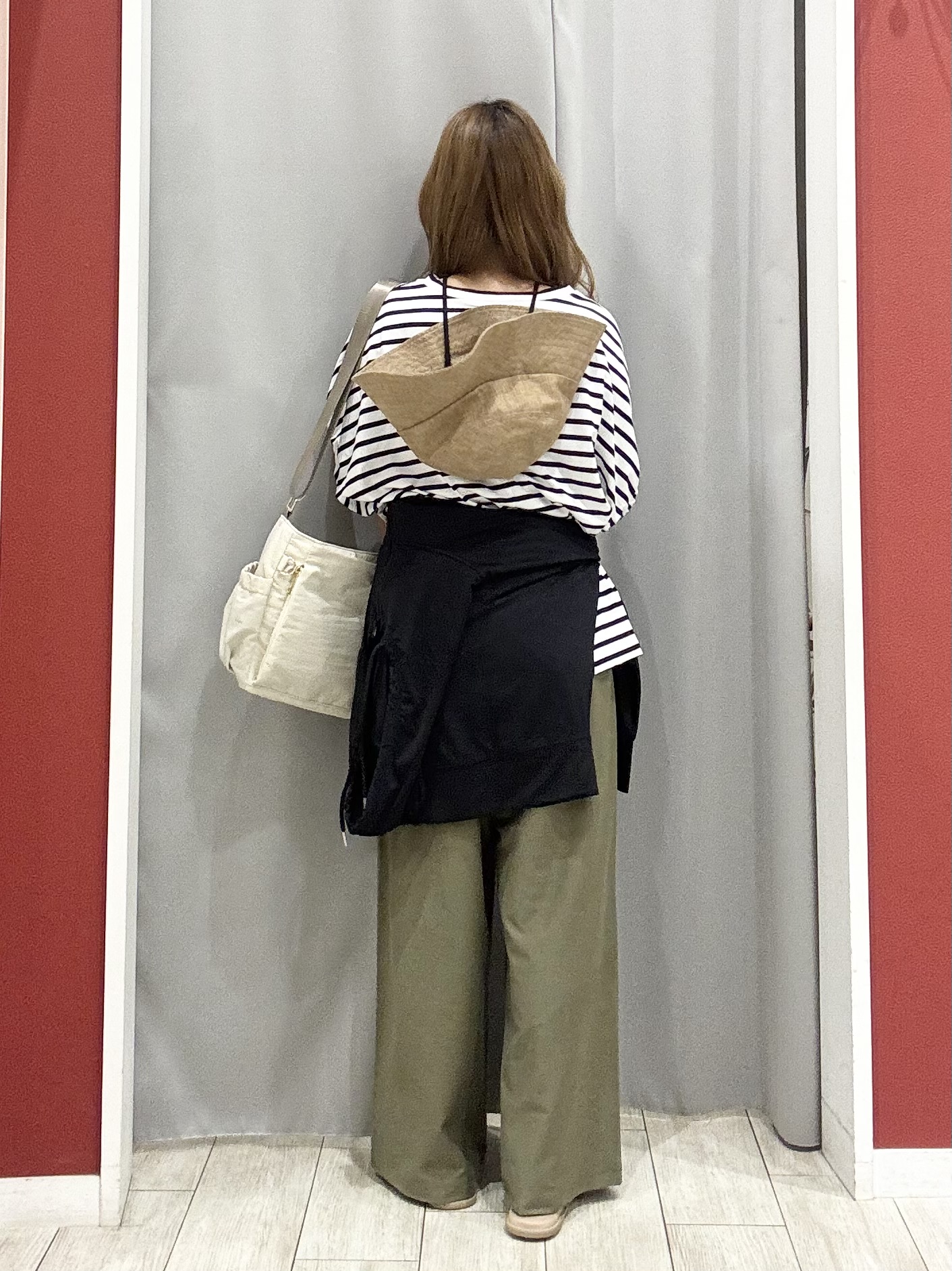 shioさんの「SHOO･LA･RUE｜【UV/S-LL/洗濯機可】手の甲から首元まで隠れる 指穴つき ドルマンパーカー」を使ったコーディネート