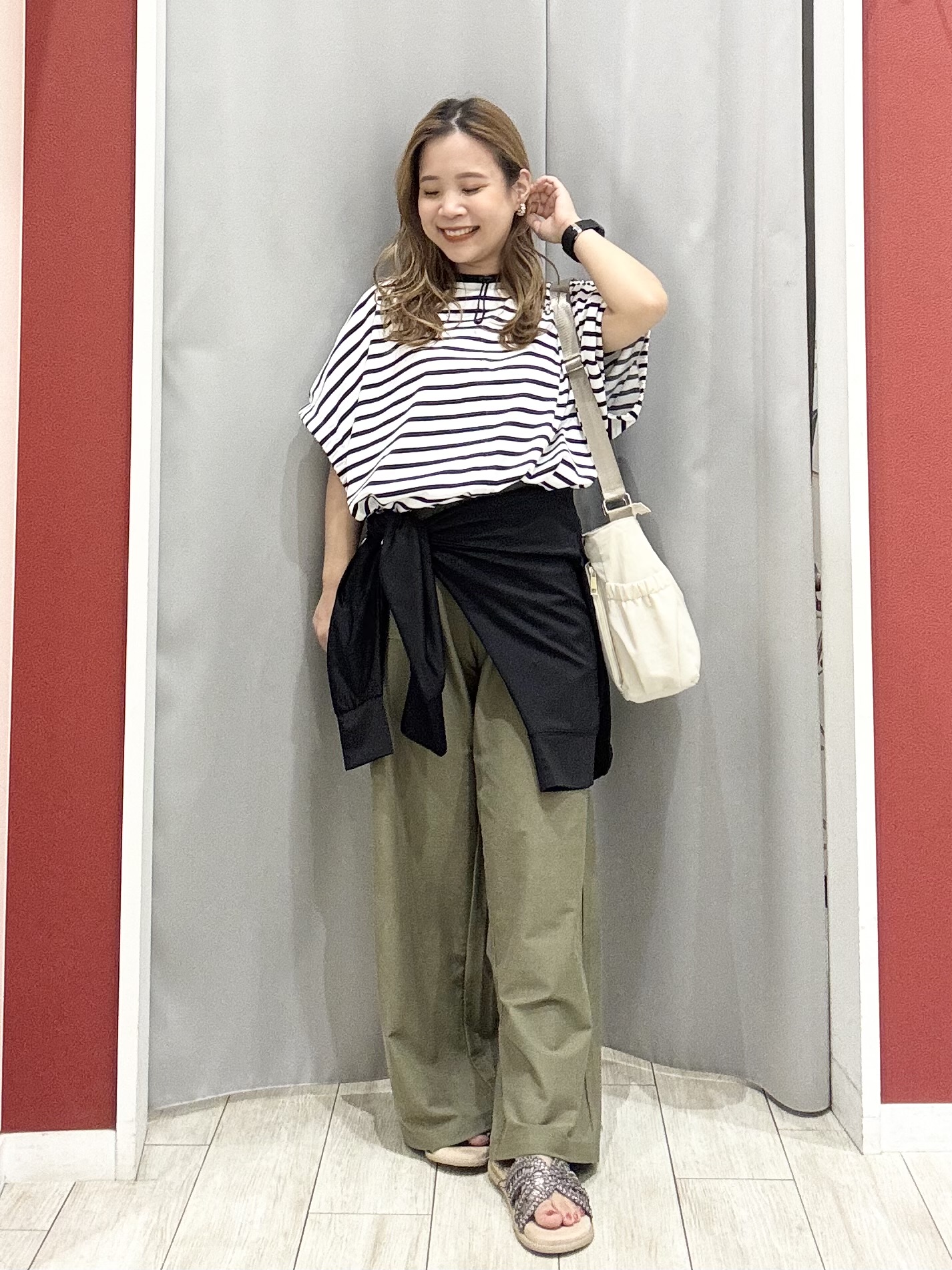 shioさんの「SHOO･LA･RUE｜【UV/S-LL/洗濯機可】手の甲から首元まで隠れる 指穴つき ドルマンパーカー」を使ったコーディネート