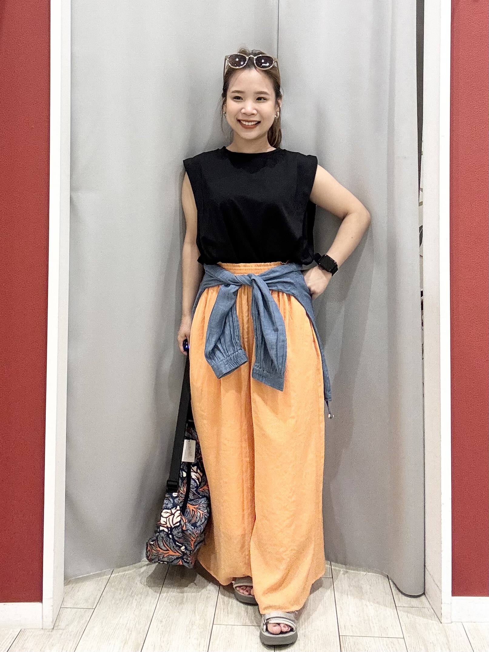shioさんの「SHOO･LA･RUE｜【UVカット/接触冷感】上品に涼し気 とろみタックノースリーブトップス」を使ったコーディネート