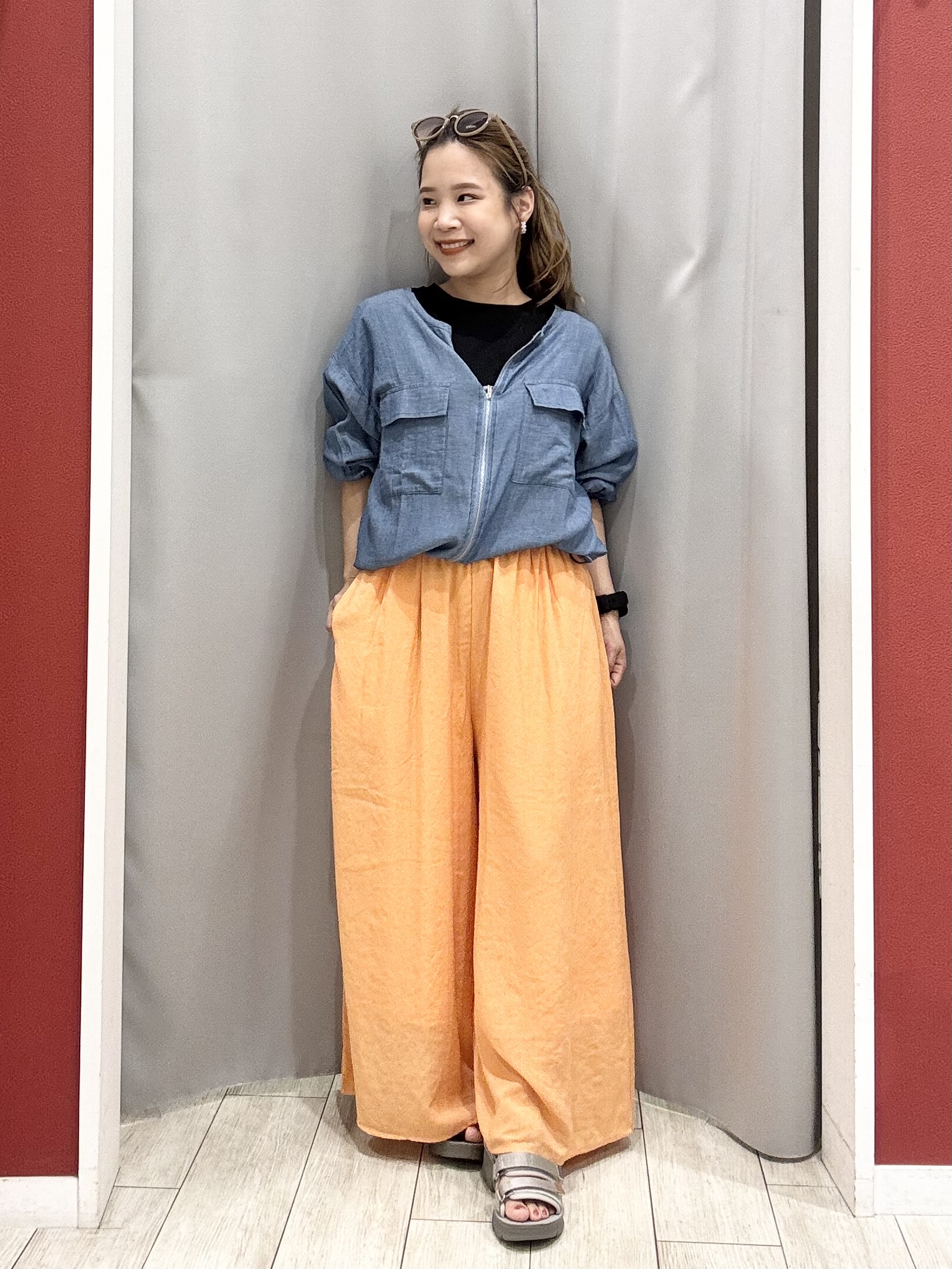 shioさんの「SHOO･LA･RUE｜【UVカット/接触冷感】上品に涼し気 とろみタックノースリーブトップス」を使ったコーディネート