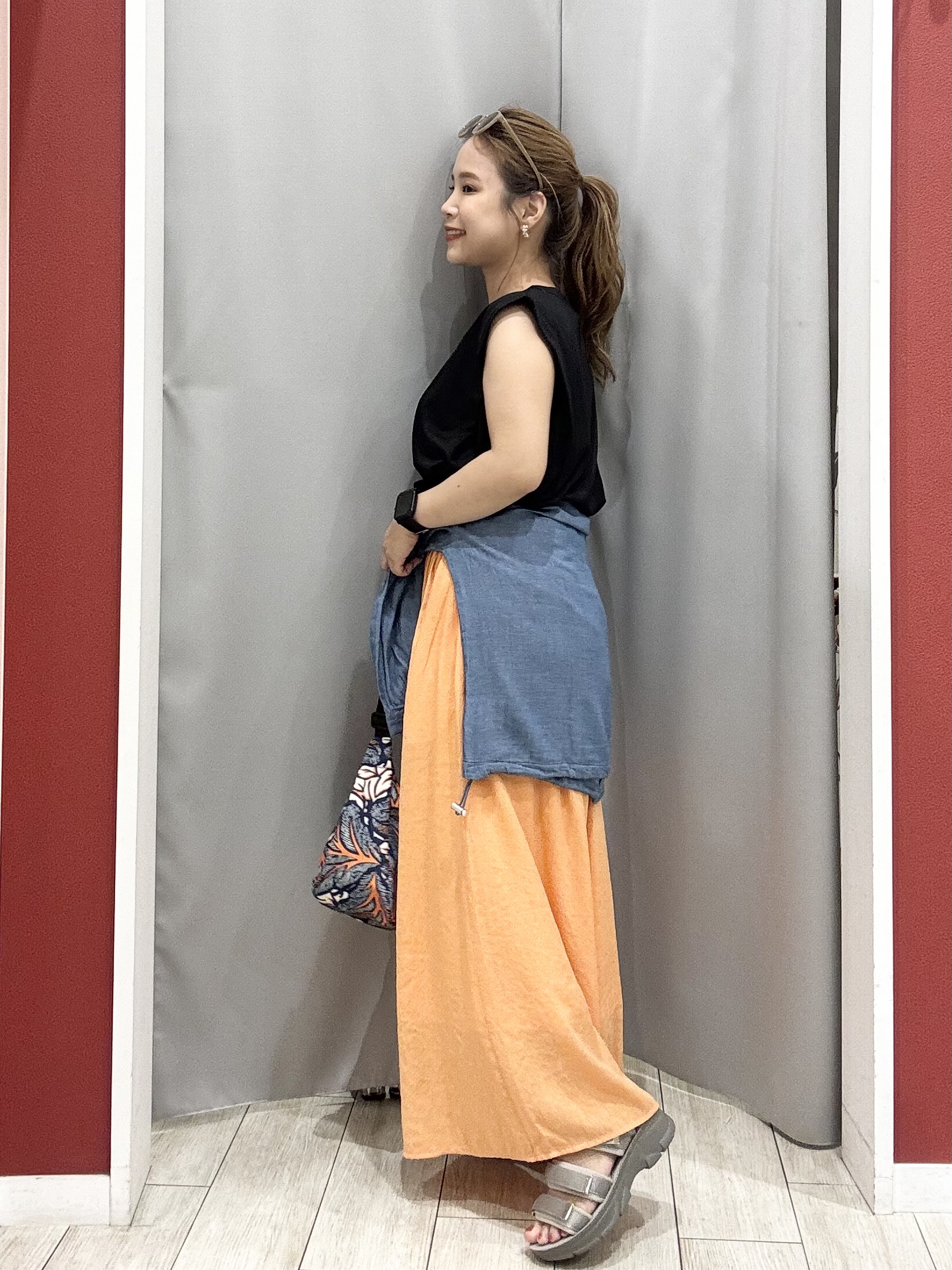 shioさんの「SHOO･LA･RUE｜【UVカット/接触冷感】上品に涼し気 とろみタックノースリーブトップス」を使ったコーディネート