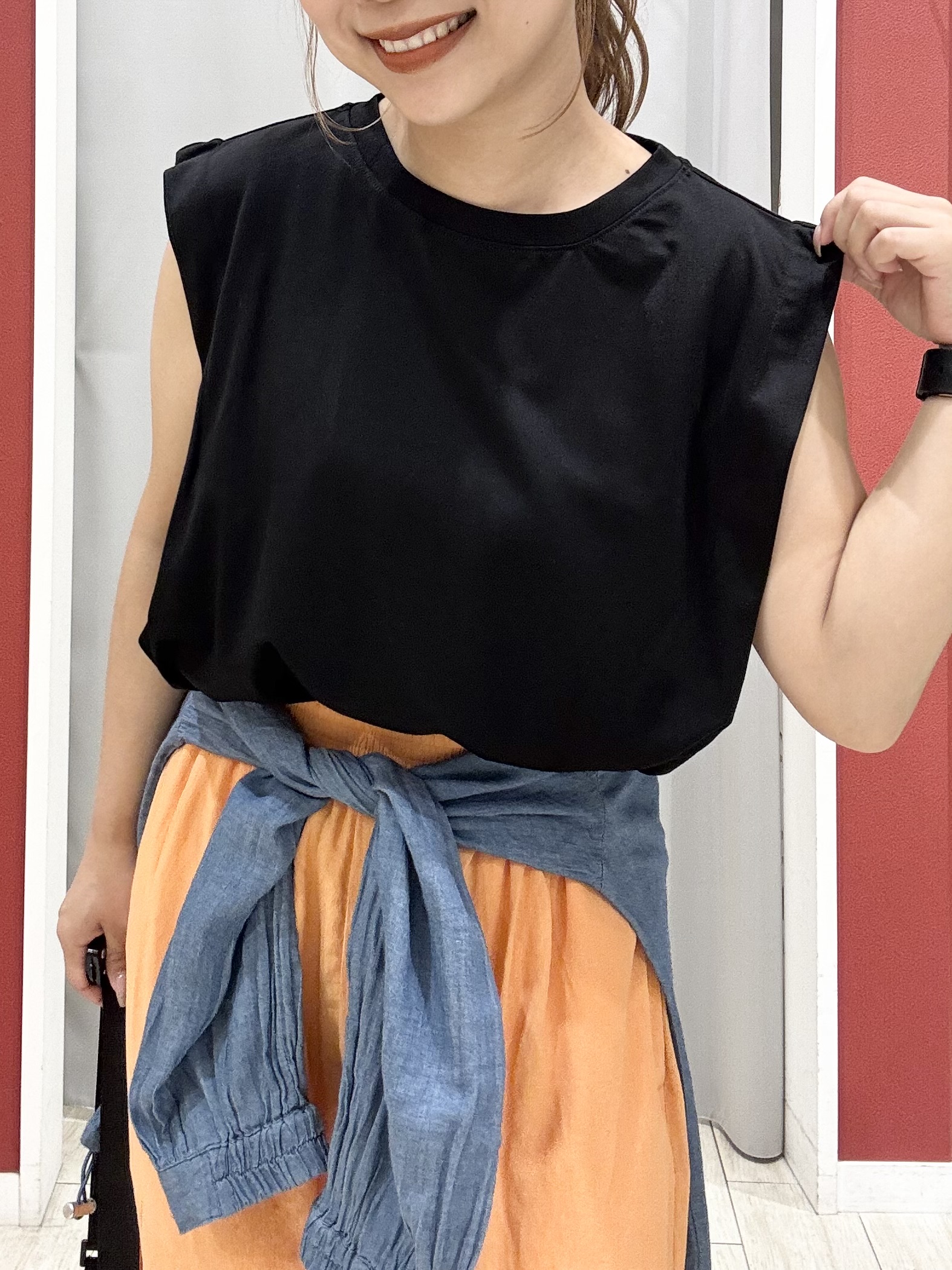 shioさんの「SHOO･LA･RUE｜【UVカット/接触冷感】上品に涼し気 とろみタックノースリーブトップス」を使ったコーディネート