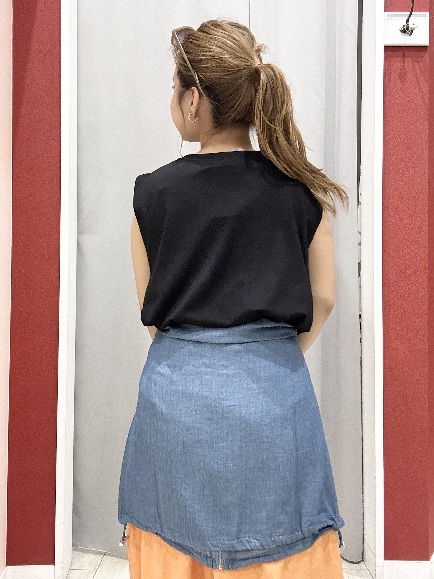 shioさんの「SHOO･LA･RUE｜【UVカット/接触冷感】上品に涼し気 とろみタックノースリーブトップス」を使ったコーディネート