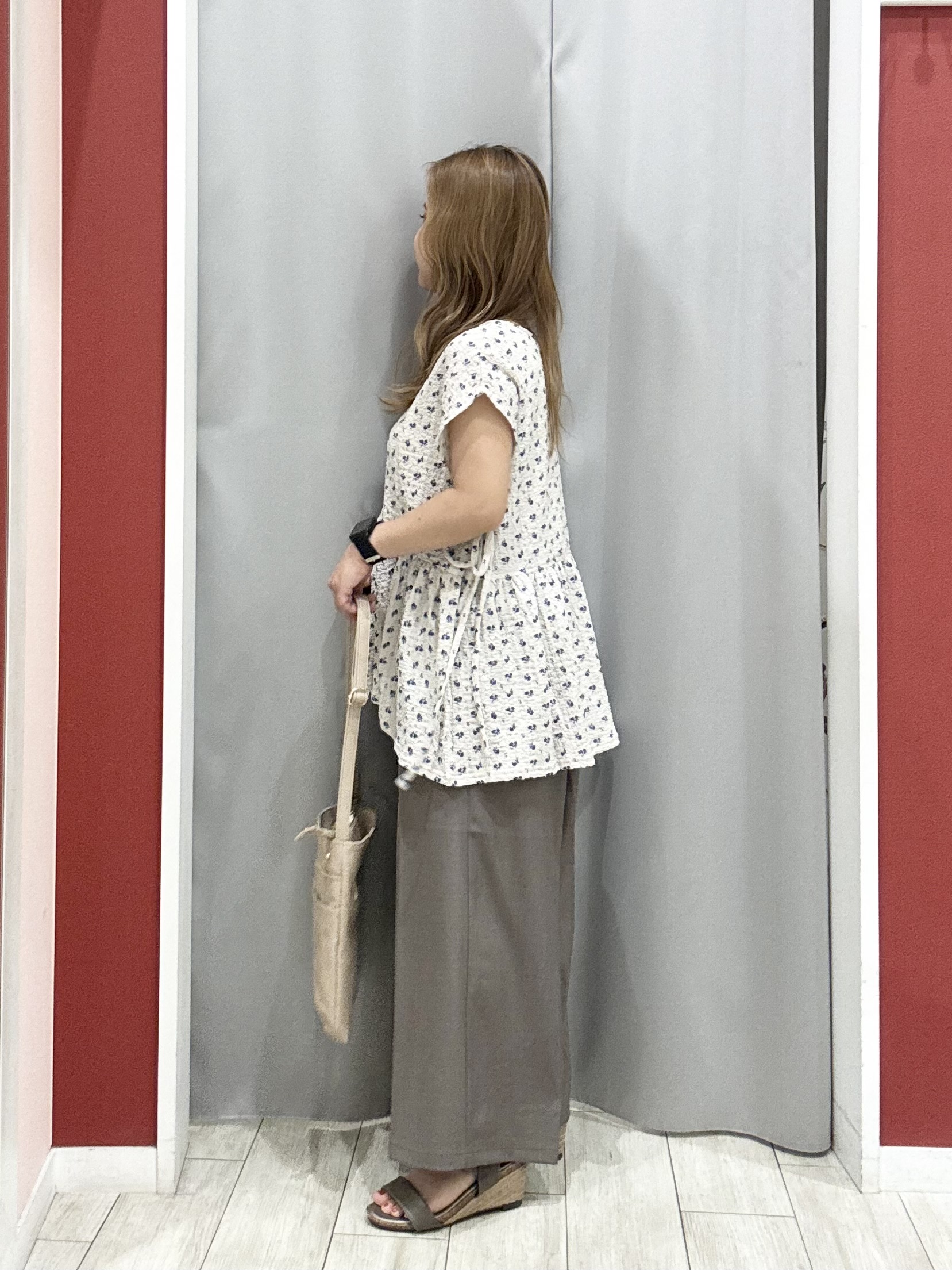 shioさんの「SHOO･LA･RUE｜【S-LL/洗濯機可】サイドリボン付き ポコポコペプラムトップス」を使ったコーディネート