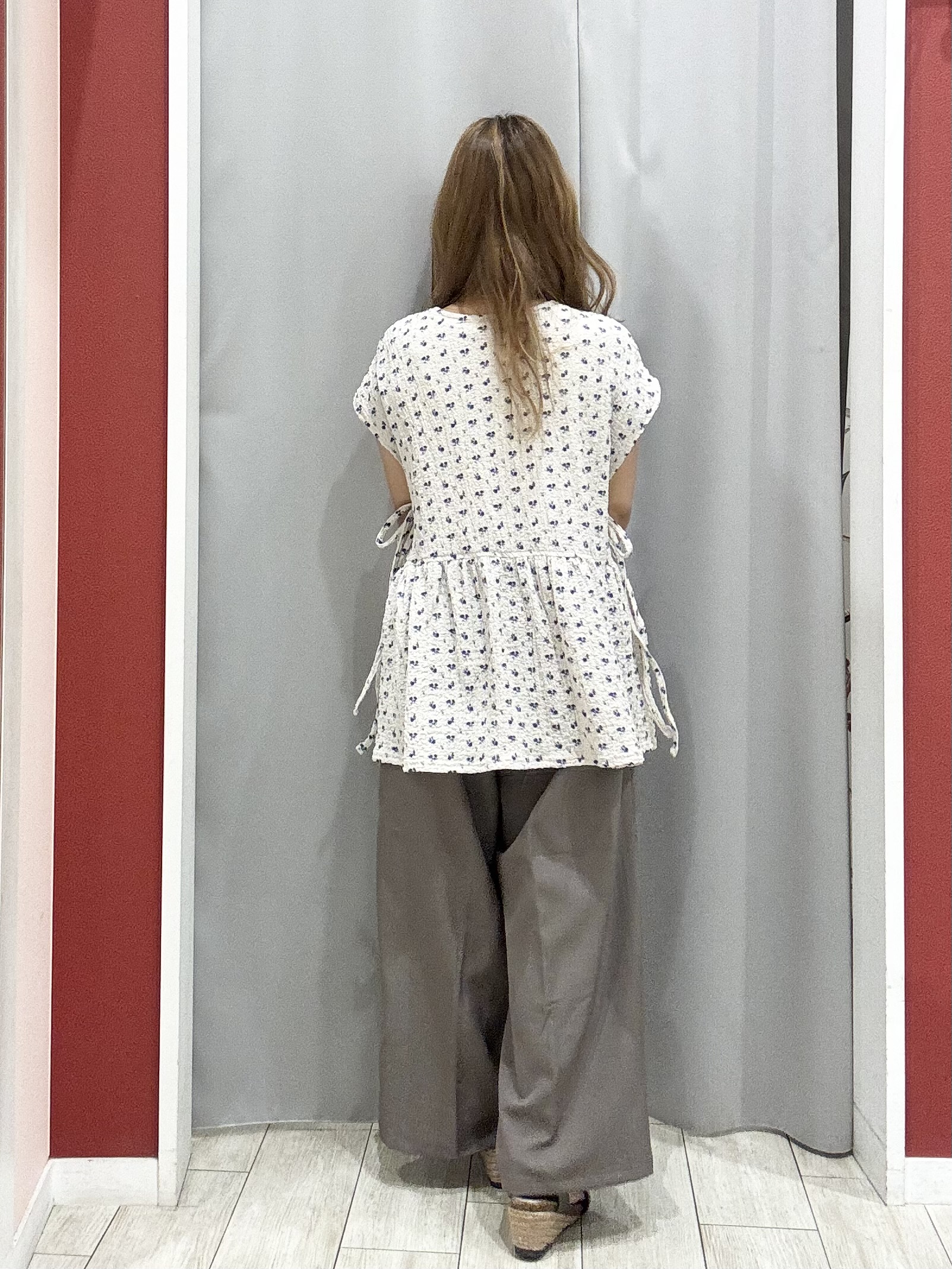 shioさんの「SHOO･LA･RUE｜【S-LL/洗濯機可】サイドリボン付き ポコポコペプラムトップス」を使ったコーディネート