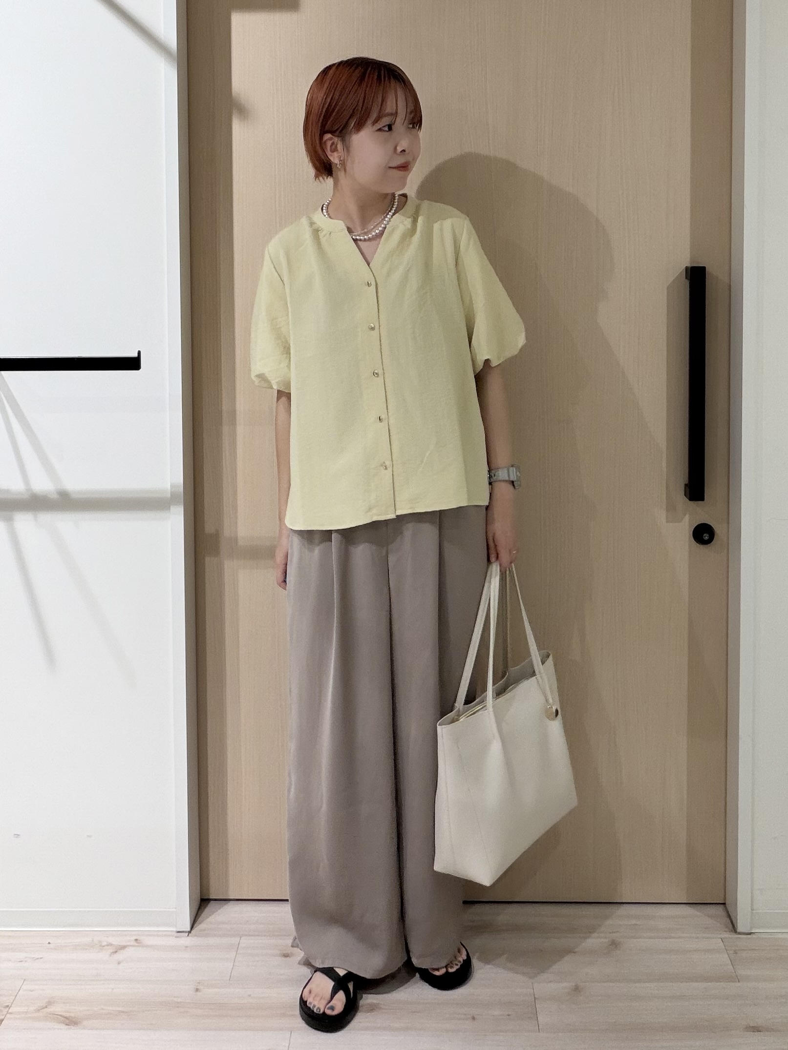ひらしーさんの「SHOO･LA･RUE｜【洗濯機可】バルーンスリーブで二の腕カバー キーネック5分袖ブラウス」を使ったコーディネート