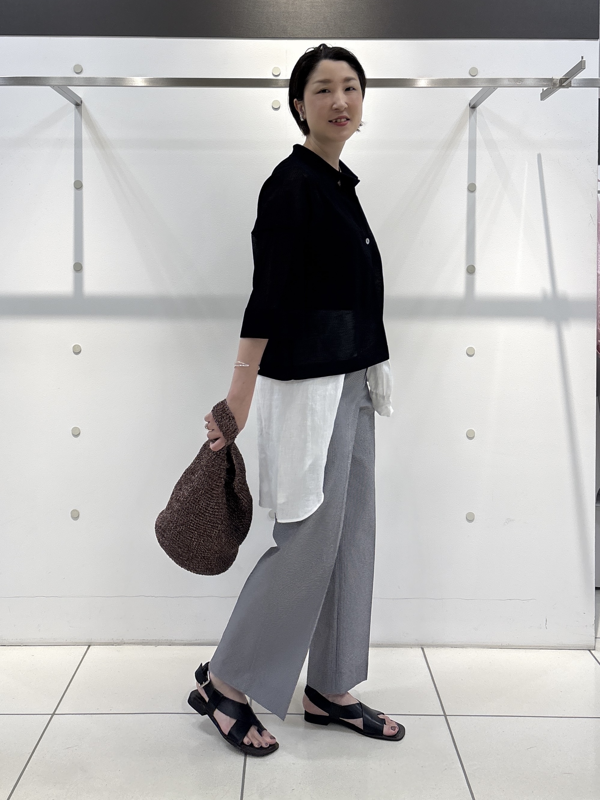 yuriさんの「INDIVI｜【洗える／UVケア／SETUP可能】サッカー素材ストレートパンツ」を使ったコーディネート