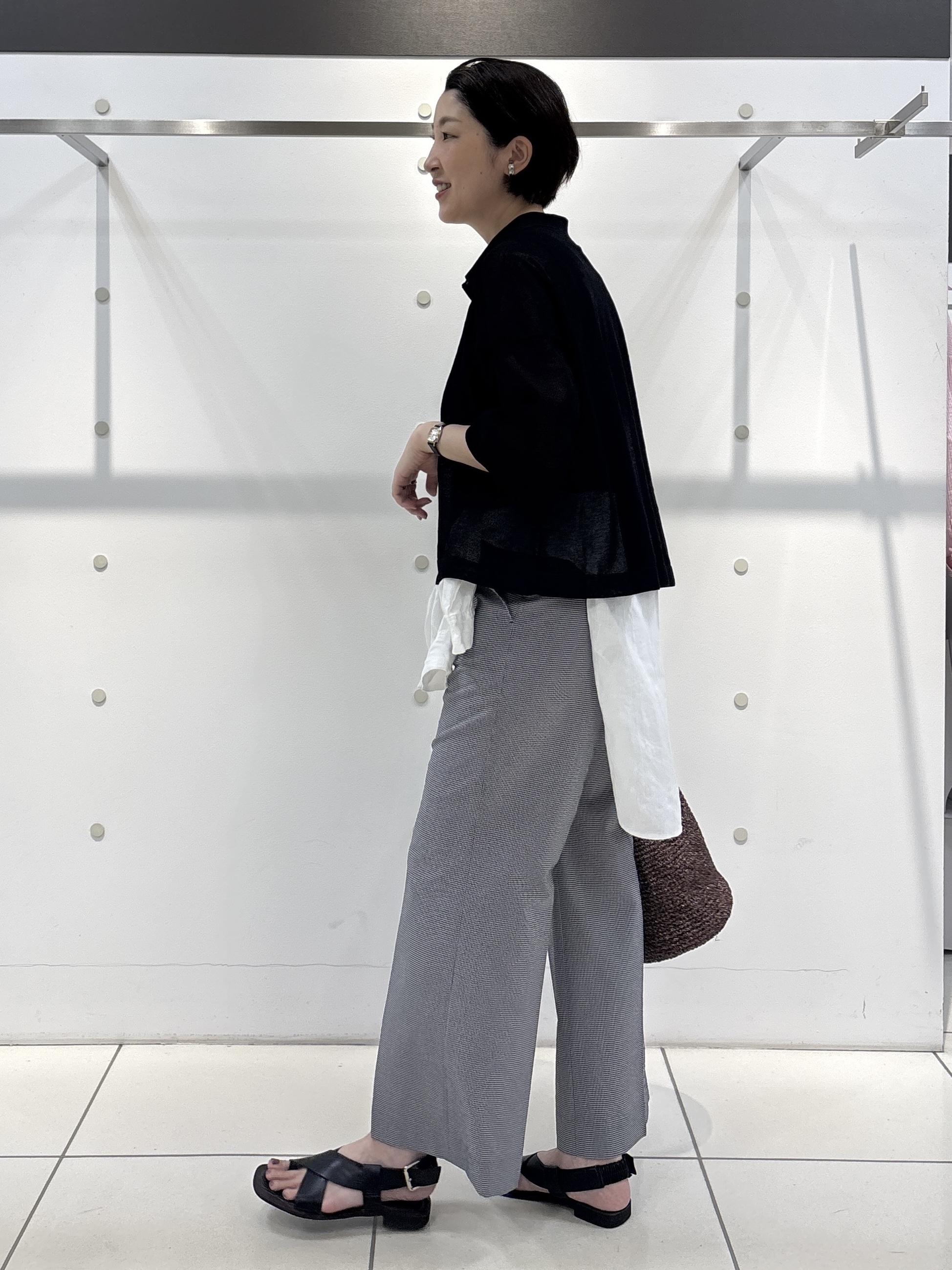 yuriさんの「INDIVI｜【洗える／UVケア／SETUP可能】サッカー素材ストレートパンツ」を使ったコーディネート